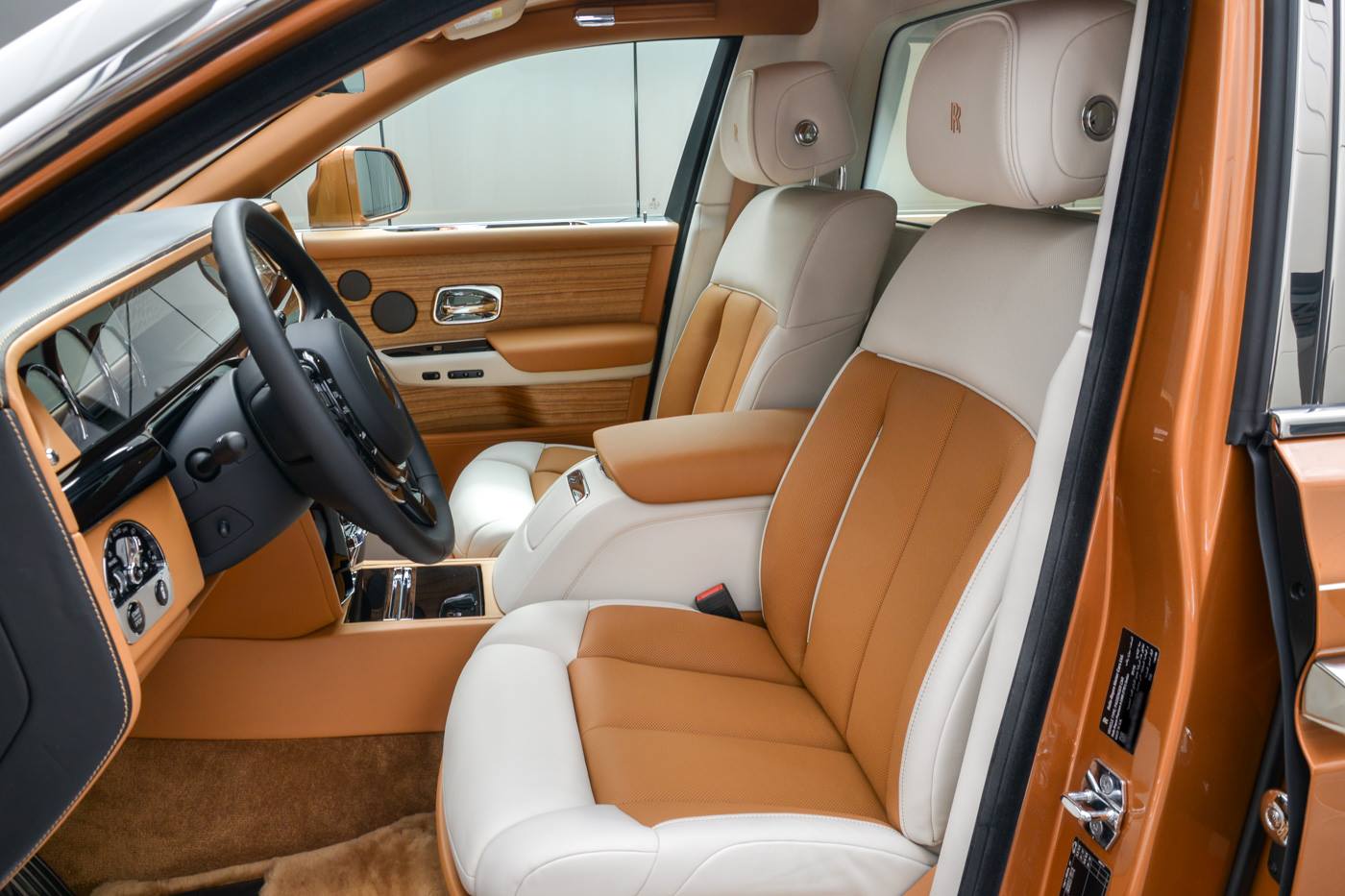 rolls royce phantom privacy suite abu dhabi 14 Rolls-Royce Phantom EWB With Privacy Suite Is The Majestic Way To Isolate Yourself