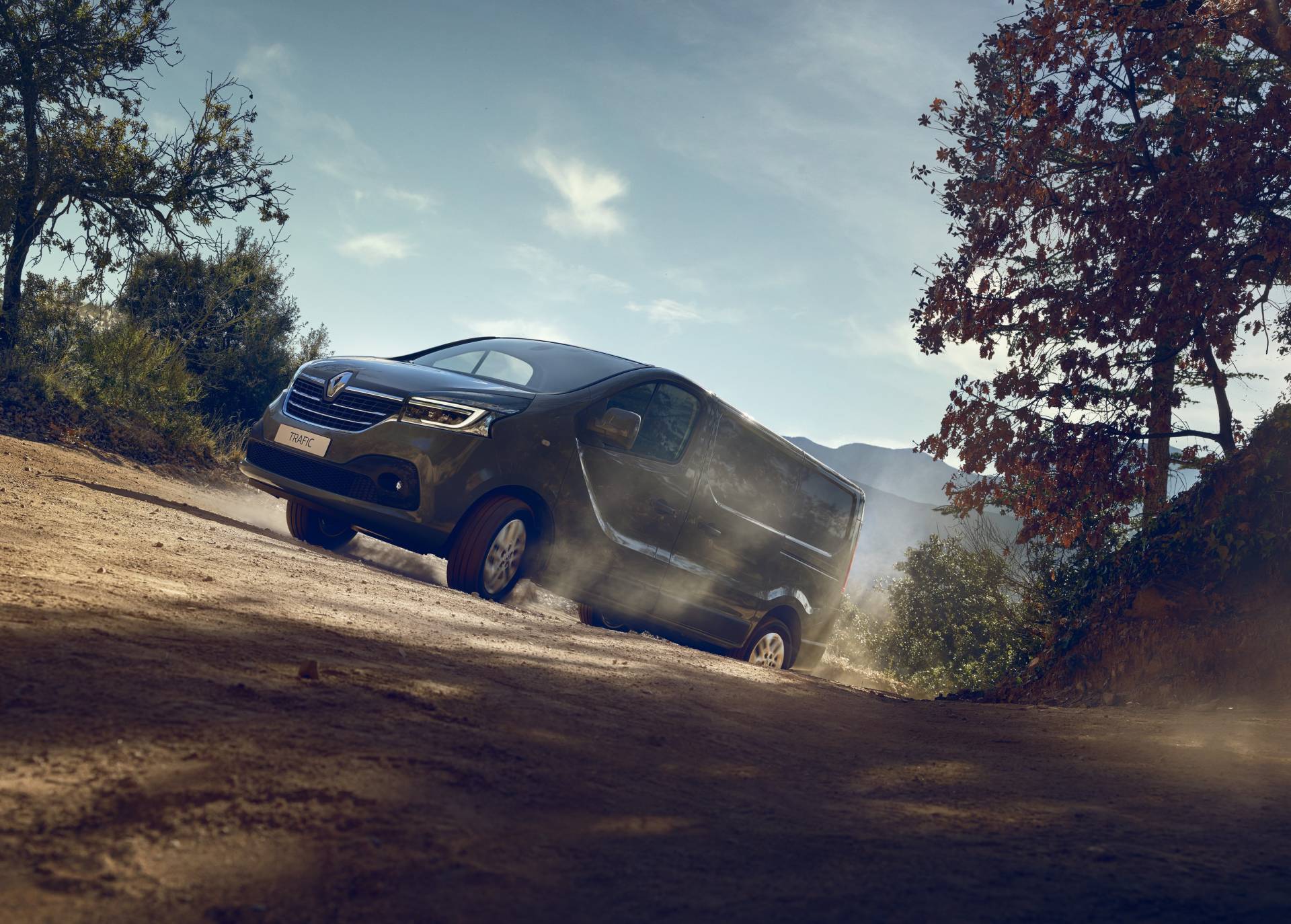 2019MY Renault Trafic van facelift 7 Restyled Renault Master And Trafic Get New Faces, Updated Engines And New Tech