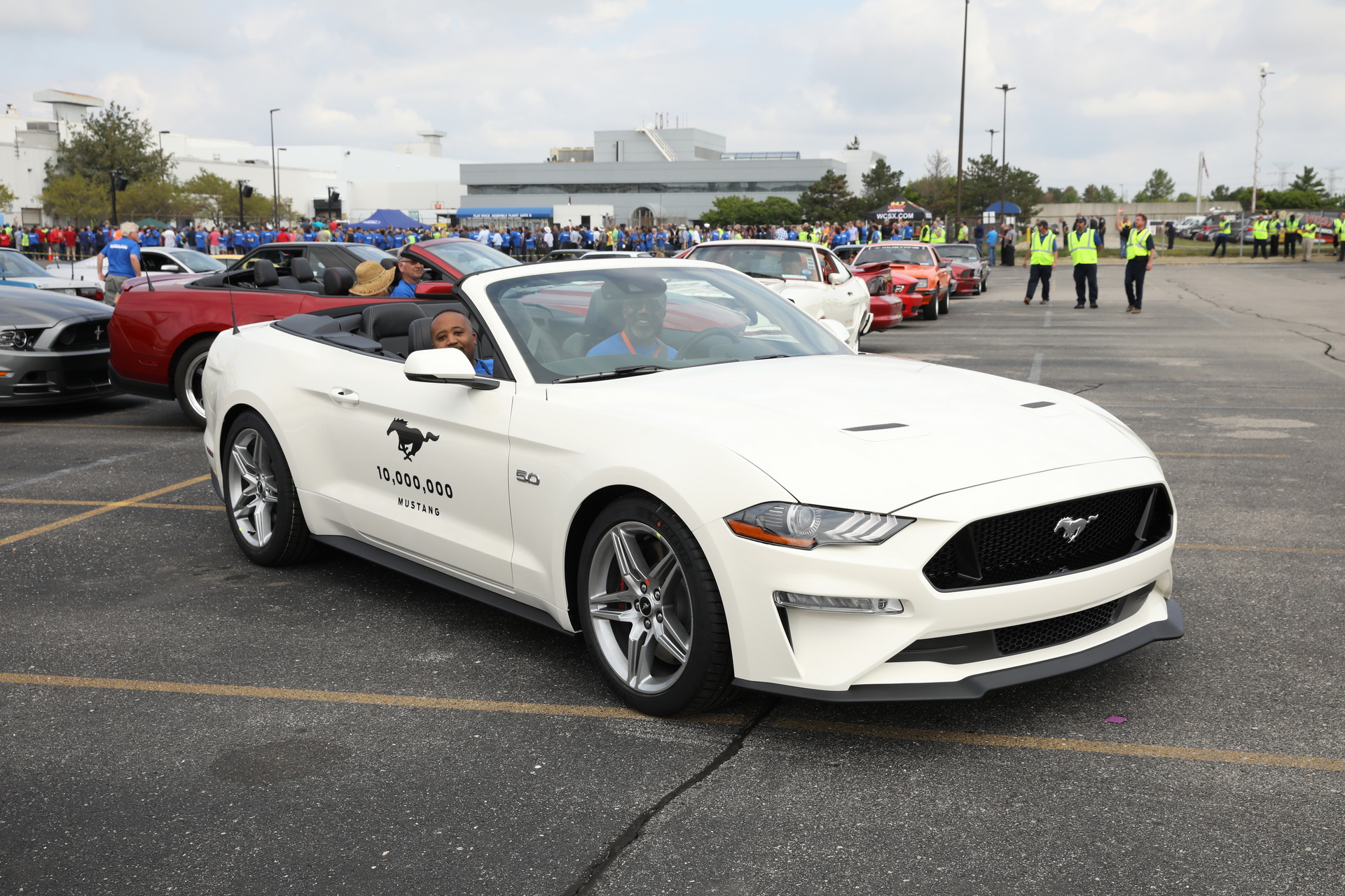 ford mustang best selling sports car 12 Ford Mustang Is World’s Best-Selling Sports Coupe For 4th Straight Year