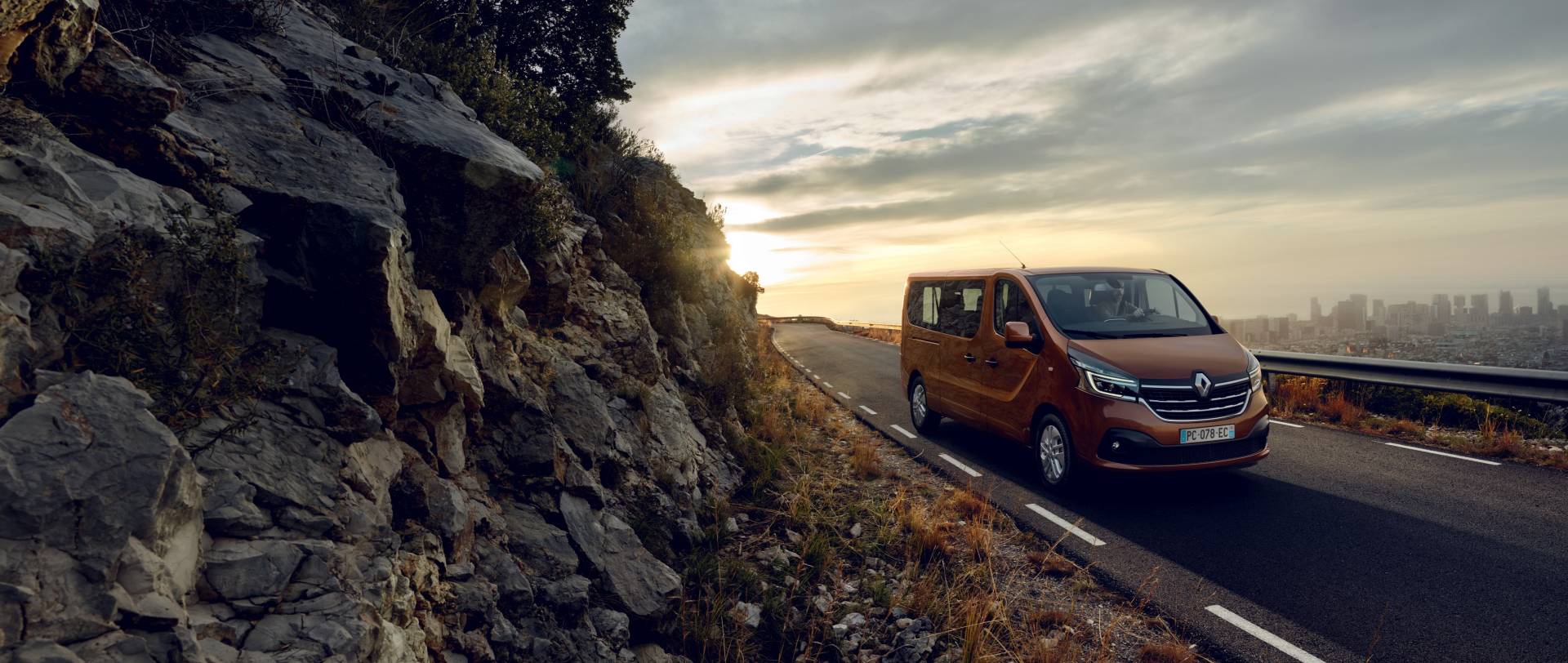 2019MY Renault Trafic van facelift 22 Restyled Renault Master And Trafic Get New Faces, Updated Engines And New Tech