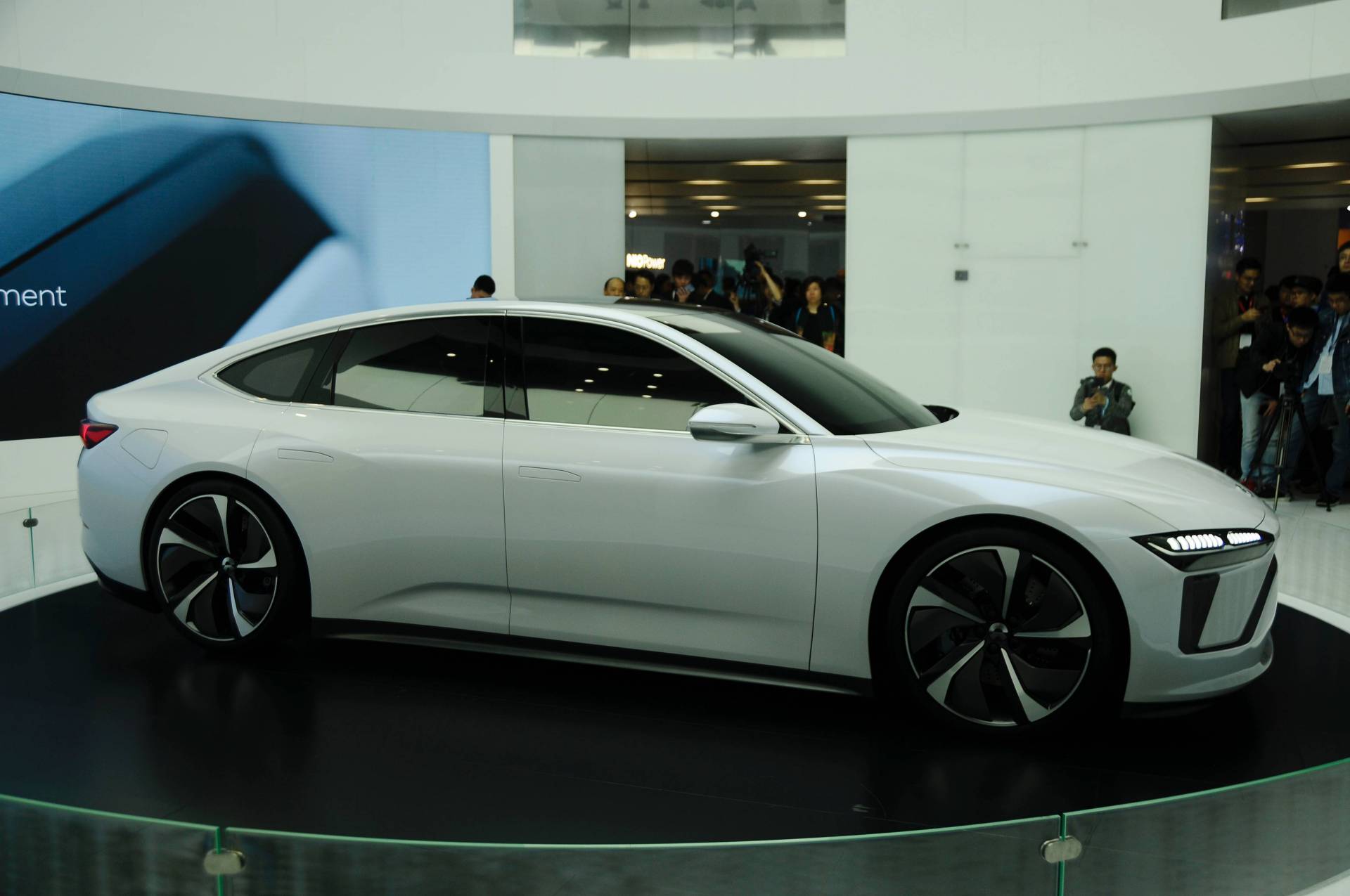 Nio ET Preview 22 Nio ET Preview Heralds Tesla Model 3 Rival With 317-Mile Range