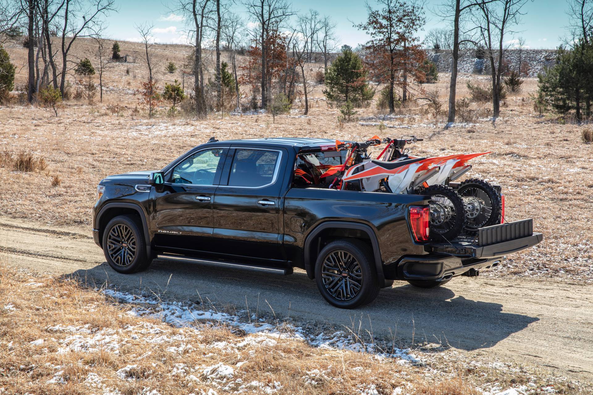 2019 GMC Sierra Denali CarbonPro Edition 11 GMC Adds Carbon Fiber Bed To 2019 Sierra 1500 Denali And AT4 “CarbonPro” Editions