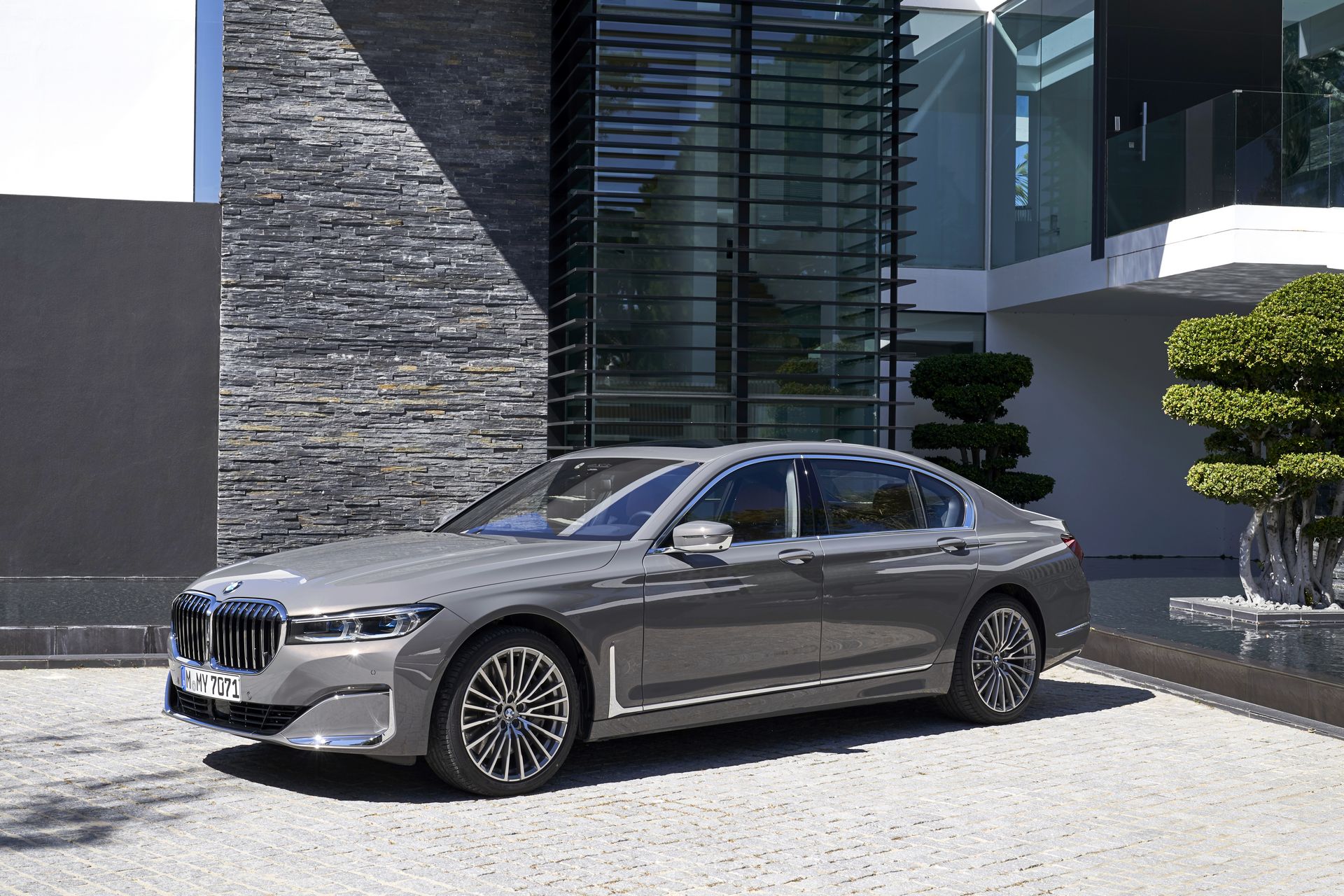 BMW-7-Series-72 BMW Throws 171 Images Of The 7-Series Hoping We’ll Get Used To Its New Face