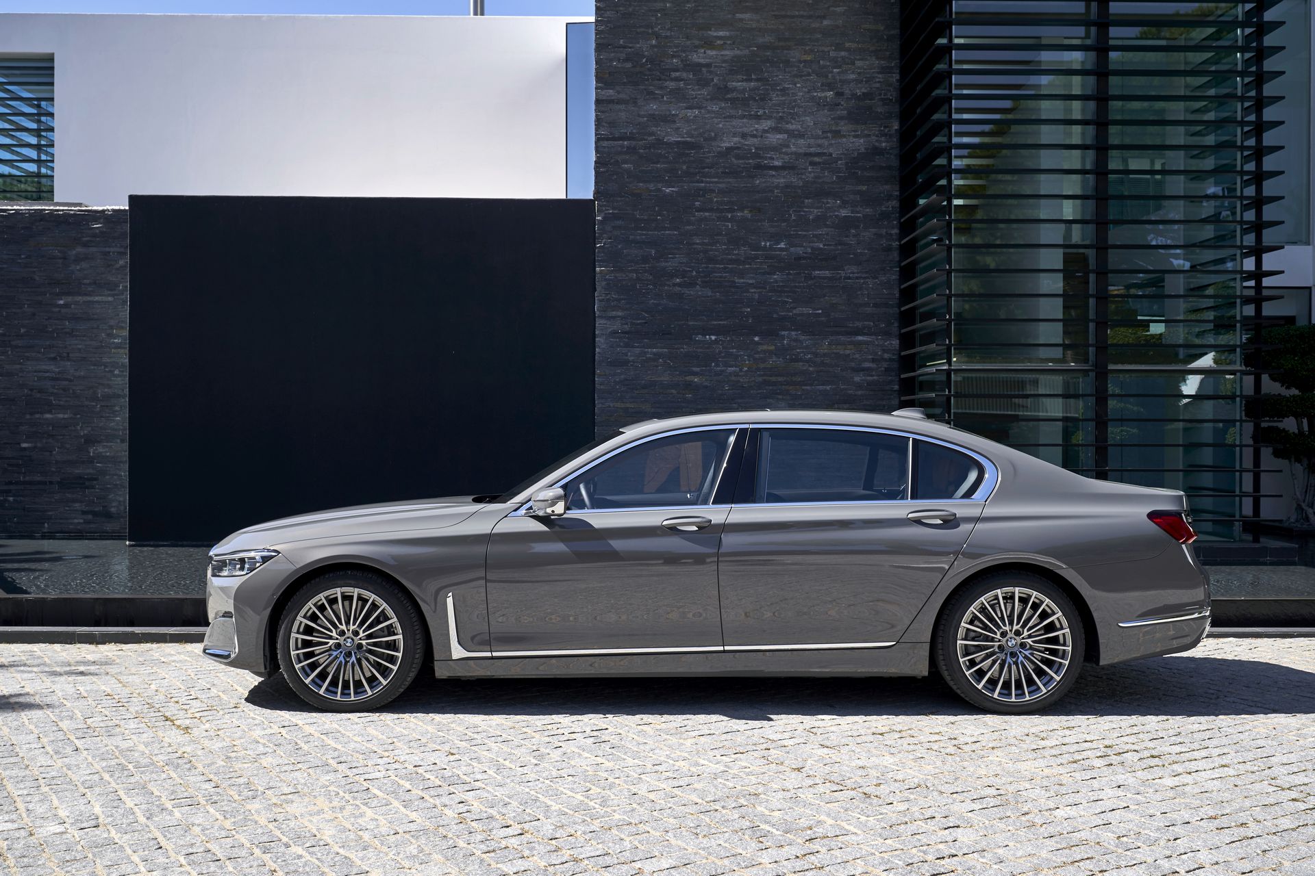 BMW-7-Series-73 BMW Throws 171 Images Of The 7-Series Hoping We’ll Get Used To Its New Face
