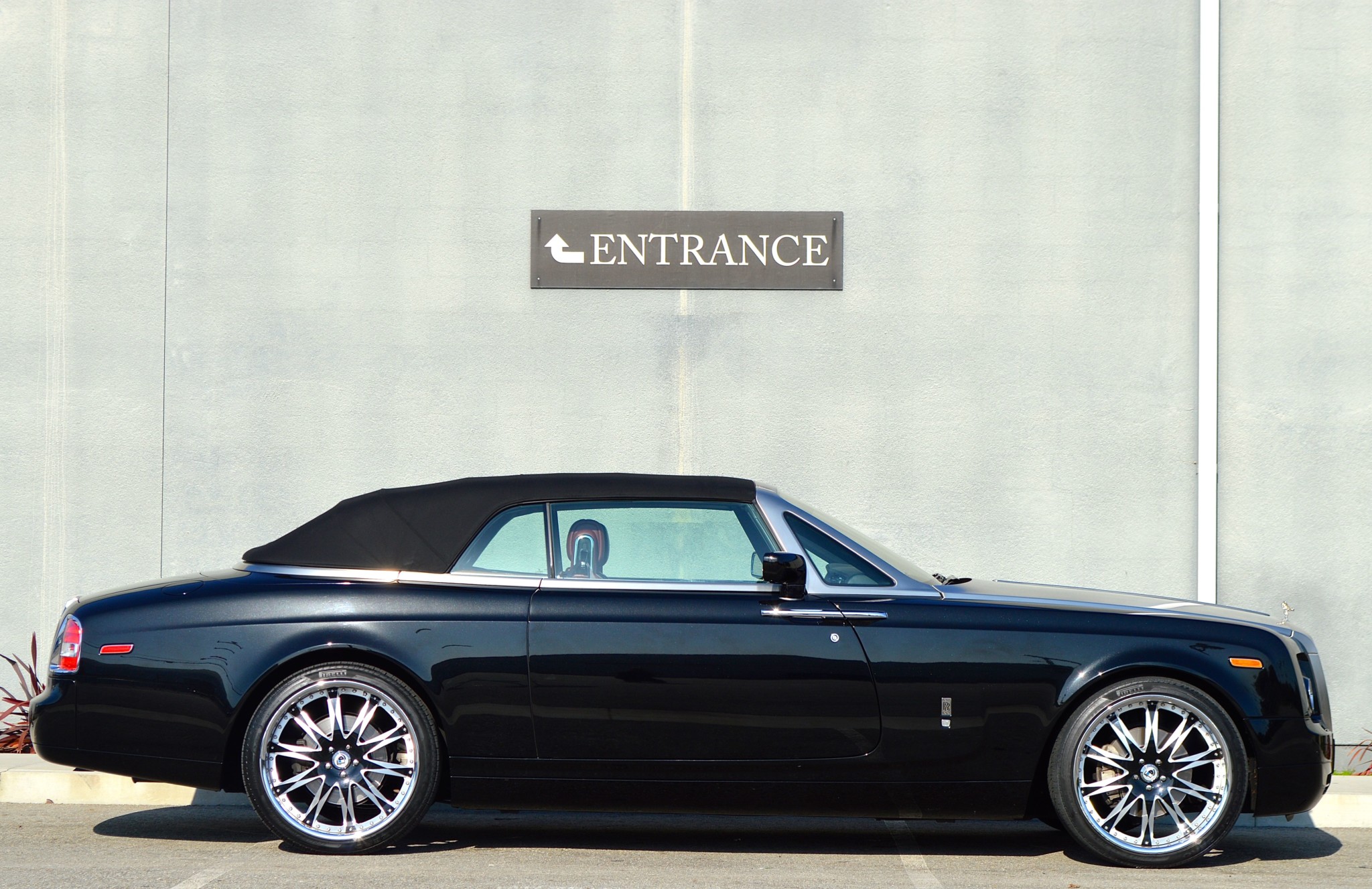 Rolls Royce Phantom Drophead Coupe 11 Fancy A “Cheap” Rolls-Royce? This Phantom Drophead Coupe Might Be The One