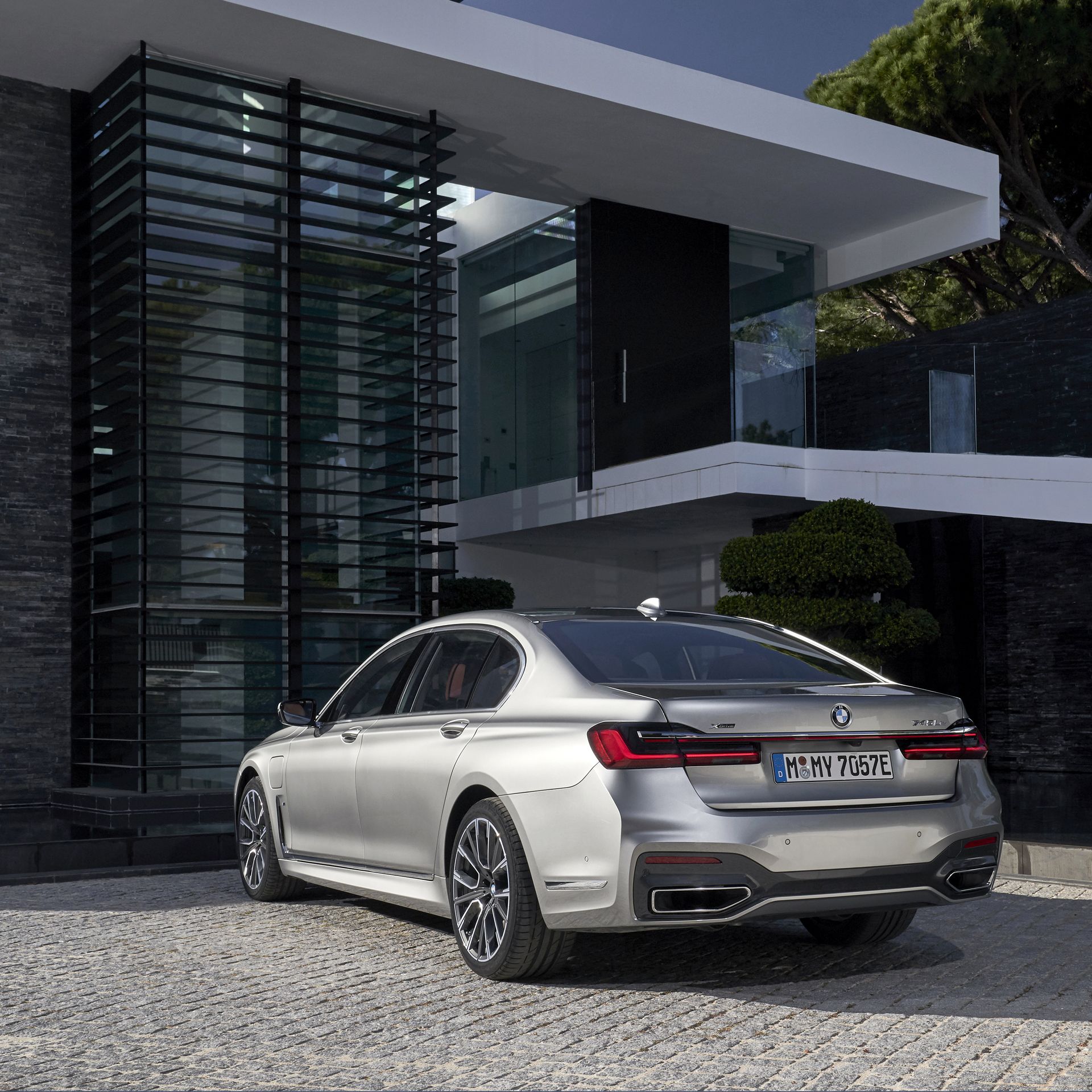 BMW-7-Series-124 BMW Throws 171 Images Of The 7-Series Hoping We’ll Get Used To Its New Face