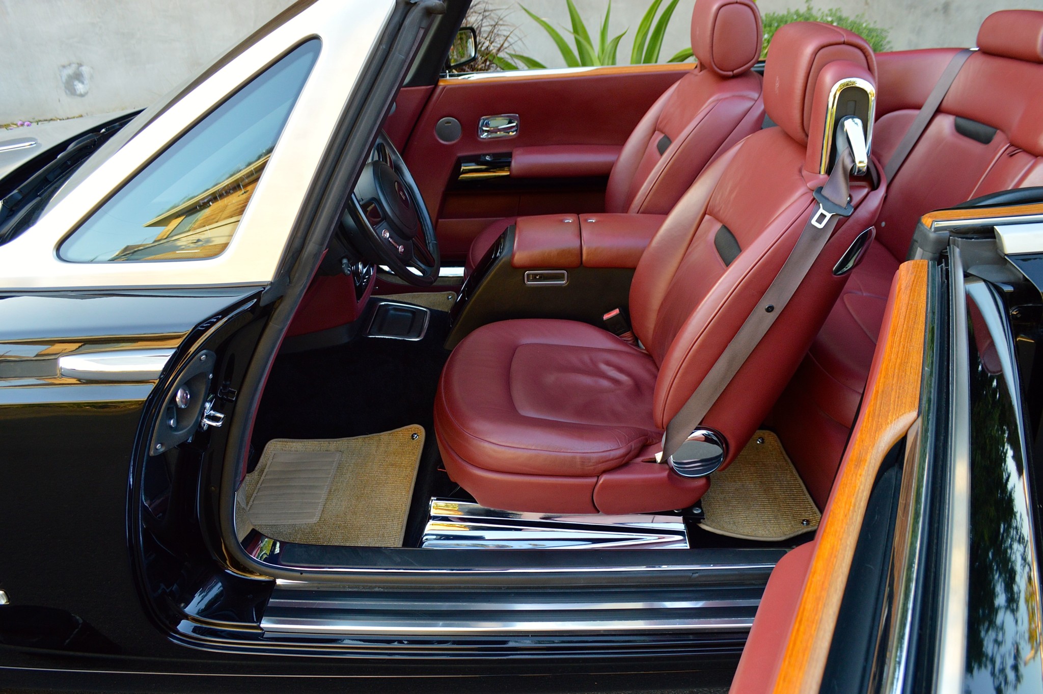 Rolls Royce Phantom Drophead Coupe 20 Fancy A “Cheap” Rolls-Royce? This Phantom Drophead Coupe Might Be The One