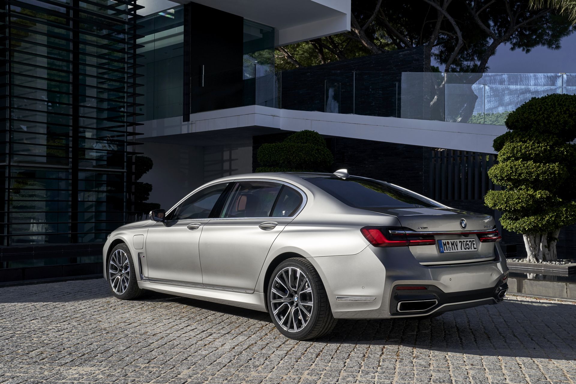 BMW-7-Series-12 BMW Throws 171 Images Of The 7-Series Hoping We’ll Get Used To Its New Face