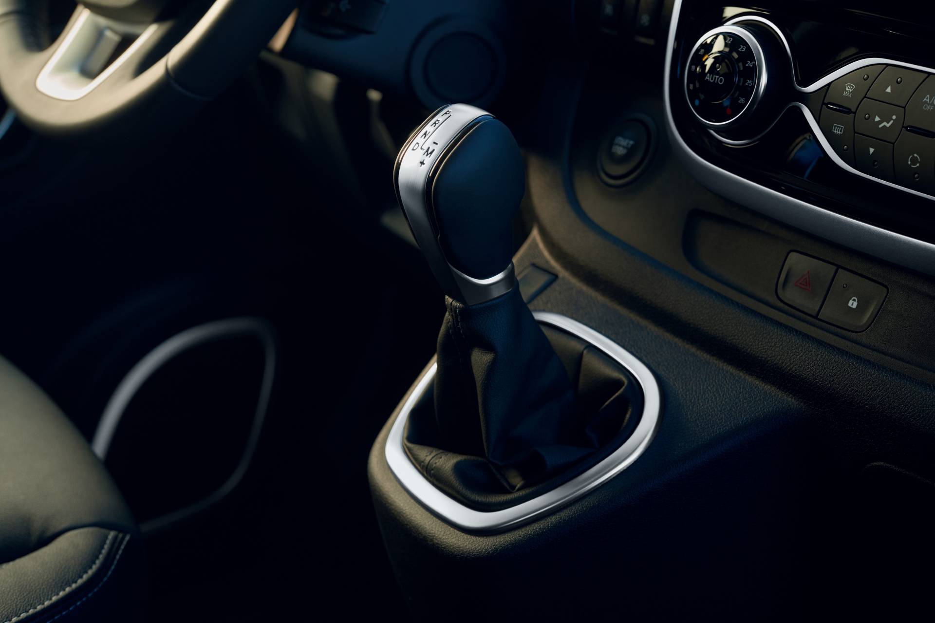 2019MY Renault Trafic van facelift 8 Restyled Renault Master And Trafic Get New Faces, Updated Engines And New Tech