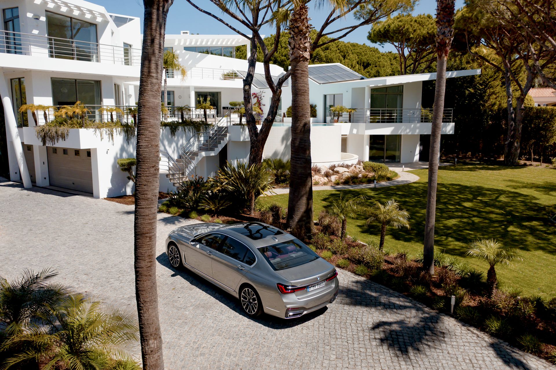 BMW-7-Series-150 BMW Throws 171 Images Of The 7-Series Hoping We’ll Get Used To Its New Face