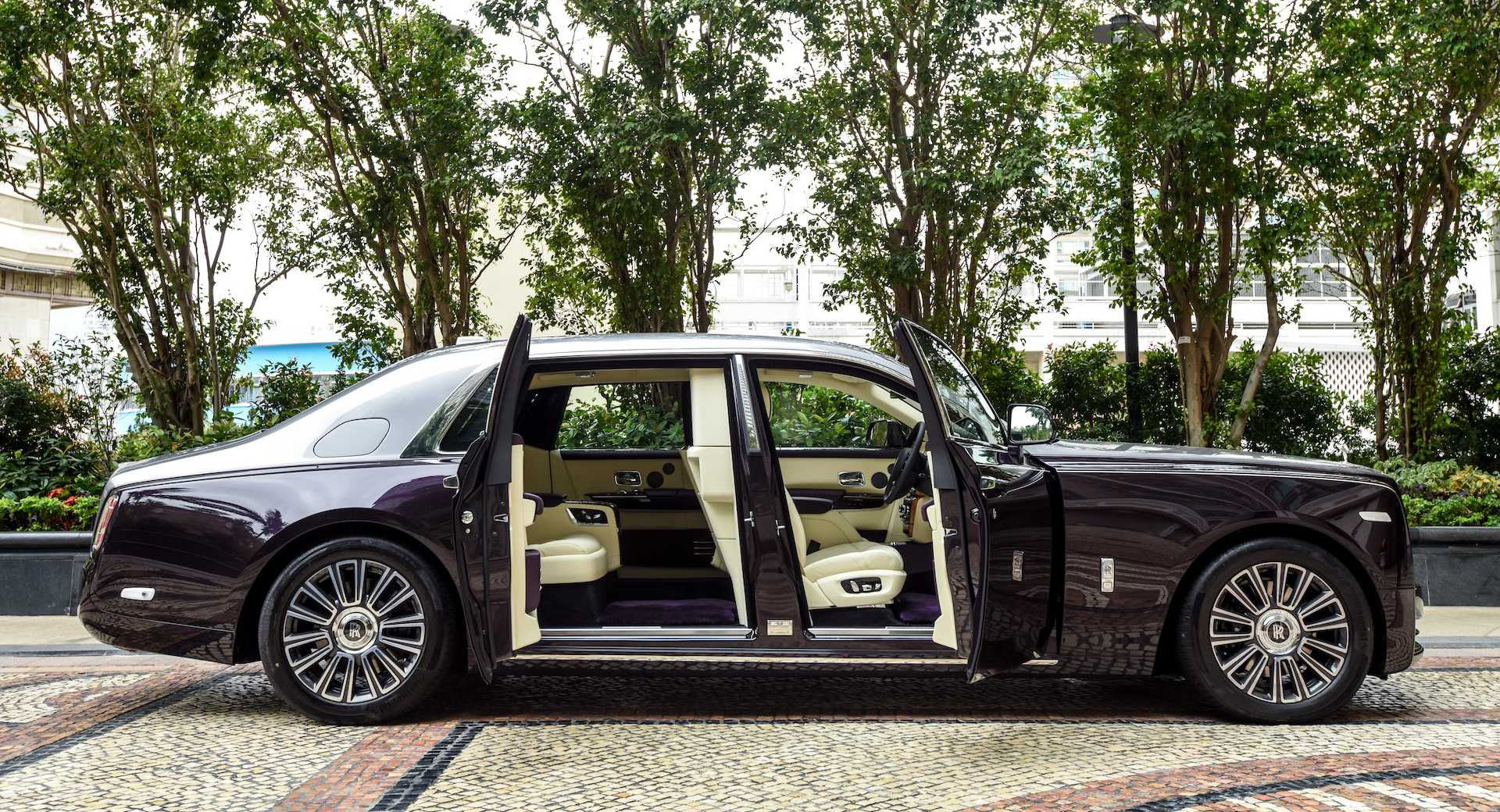 Rolls-Royce-Phantom- Fancy A “Cheap” Rolls-Royce? This Phantom Drophead Coupe Might Be The One
