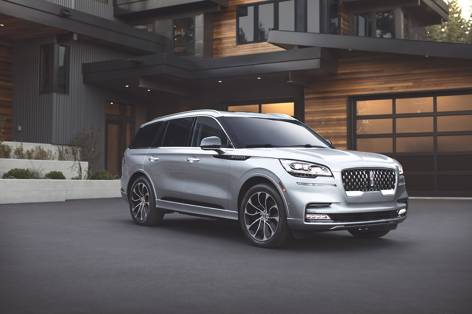 lincoln aviator concert hall cabin 1 Lincoln Aviator’s 28-Speaker 3D Sound System Is An Audiophile’s Dream