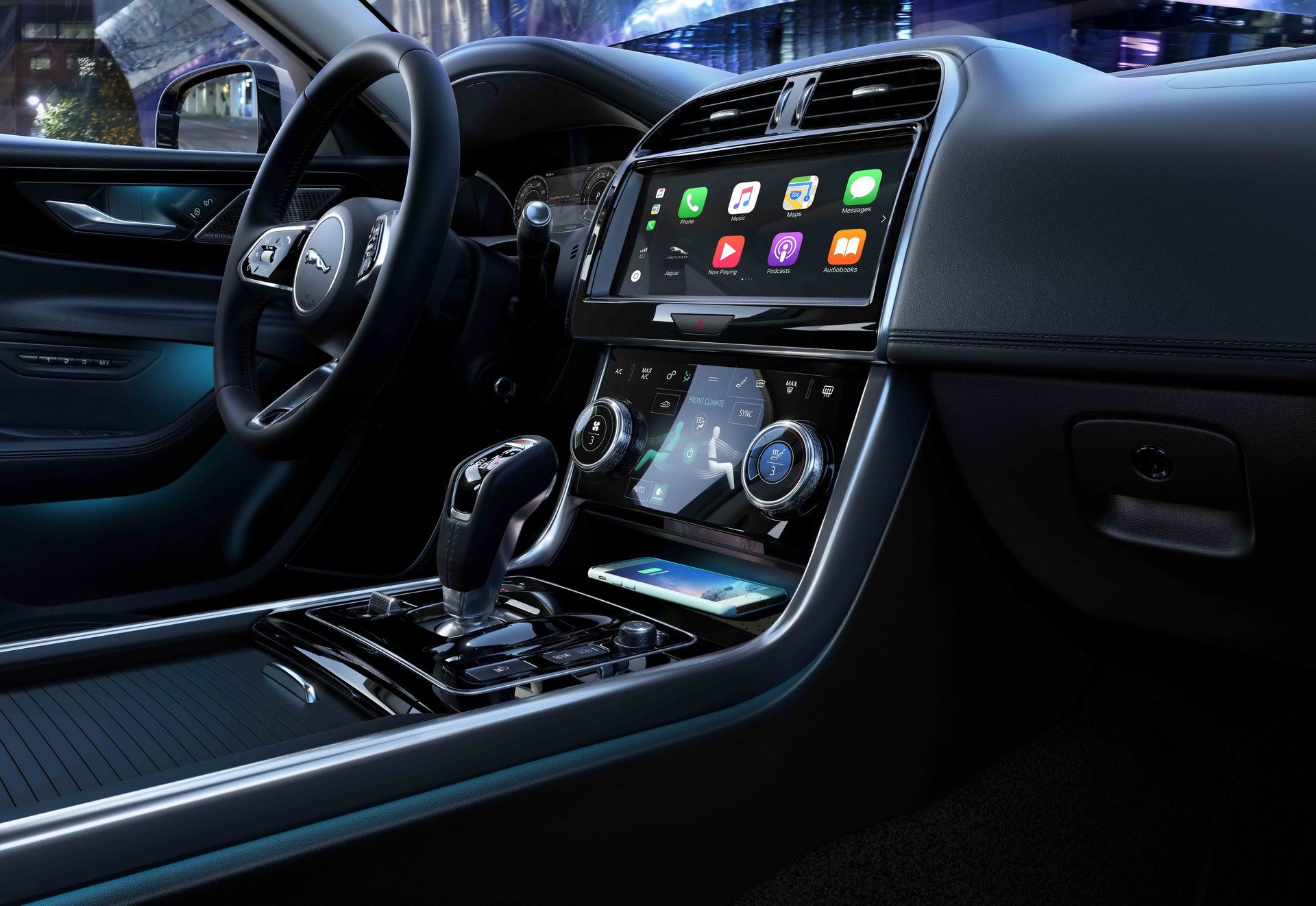 jaguar design boss doesnt like big screens 3 Jaguar Design Boss Doesn’t Want Giant iPad-Like Screens In His Cars