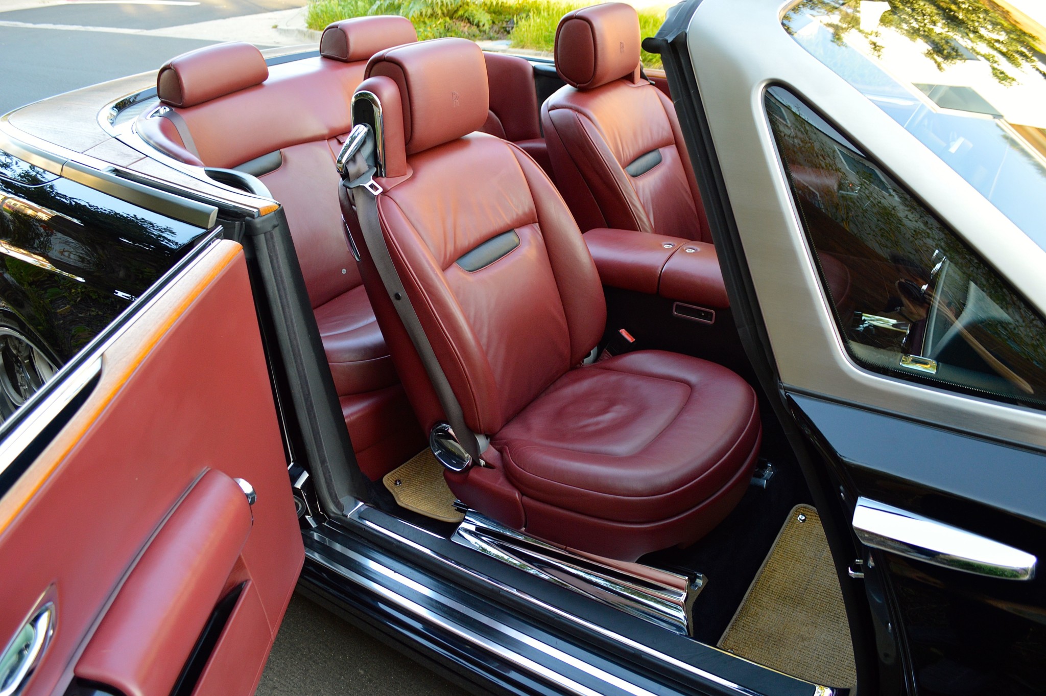 Rolls Royce Phantom Drophead Coupe 21 Fancy A “Cheap” Rolls-Royce? This Phantom Drophead Coupe Might Be The One