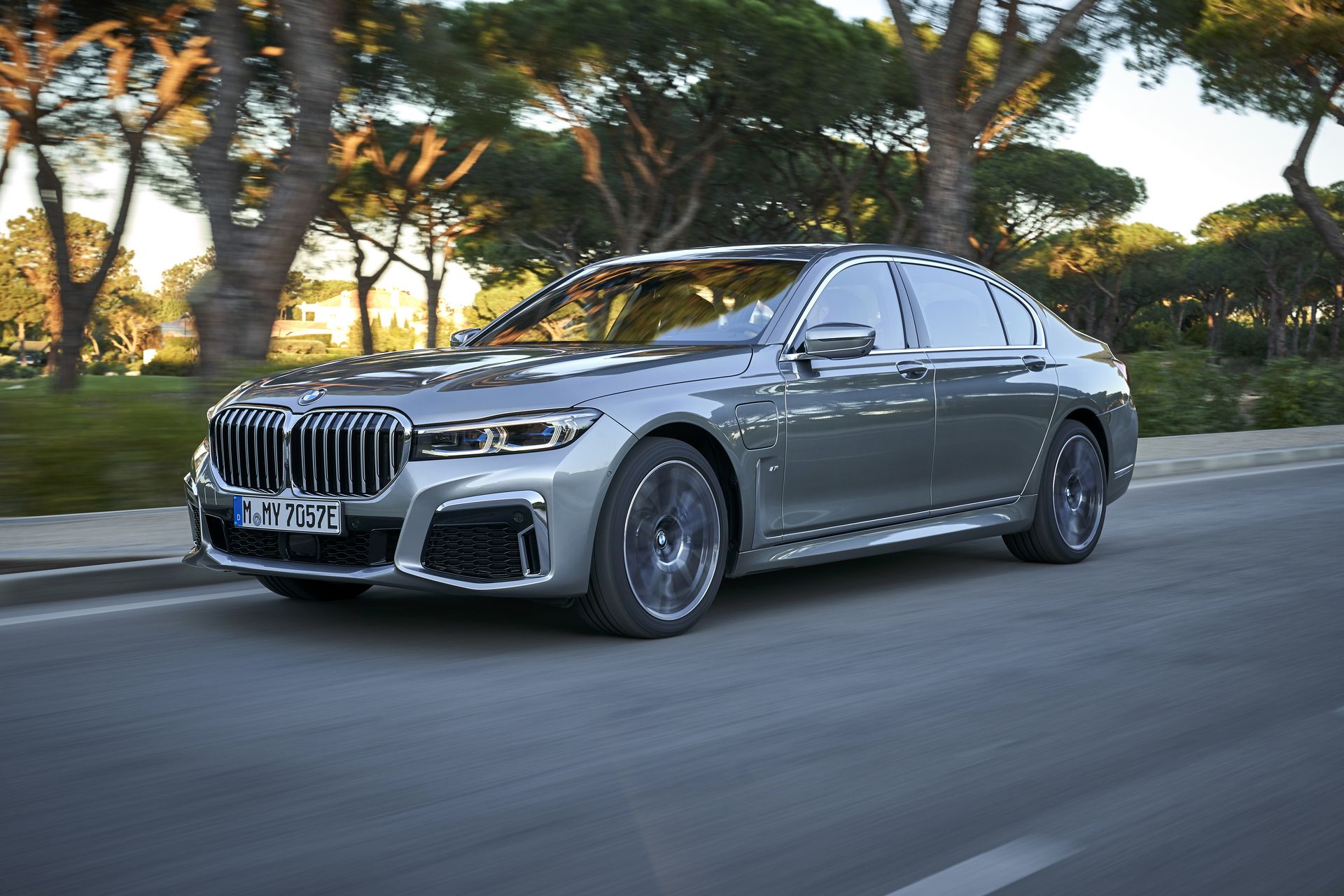 BMW-7-Series-21 BMW Throws 171 Images Of The 7-Series Hoping We’ll Get Used To Its New Face