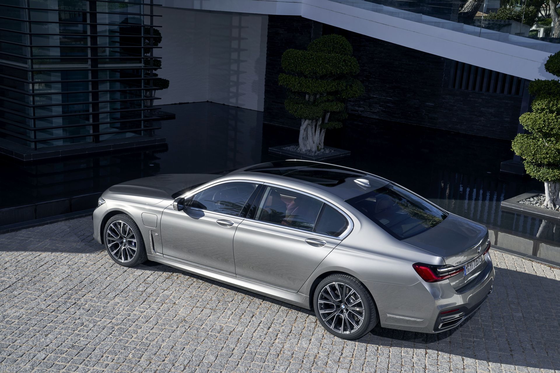 BMW-7-Series-9 BMW Throws 171 Images Of The 7-Series Hoping We’ll Get Used To Its New Face