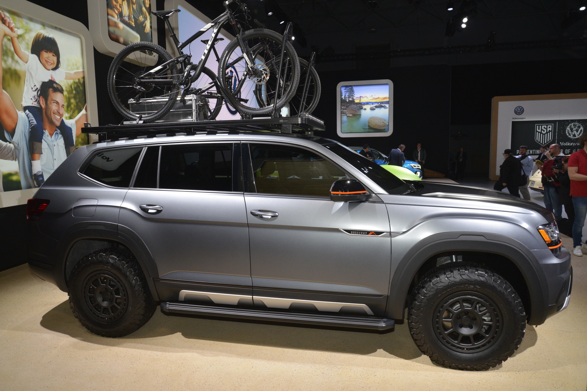 vw atlas basecamp concept livepics ny 13 VW Atlas Basecamp Concept Ditches Star Light For Spotlight