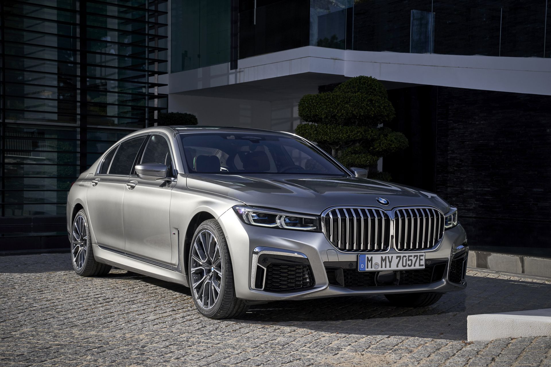 BMW-7-Series-1 BMW Throws 171 Images Of The 7-Series Hoping We’ll Get Used To Its New Face
