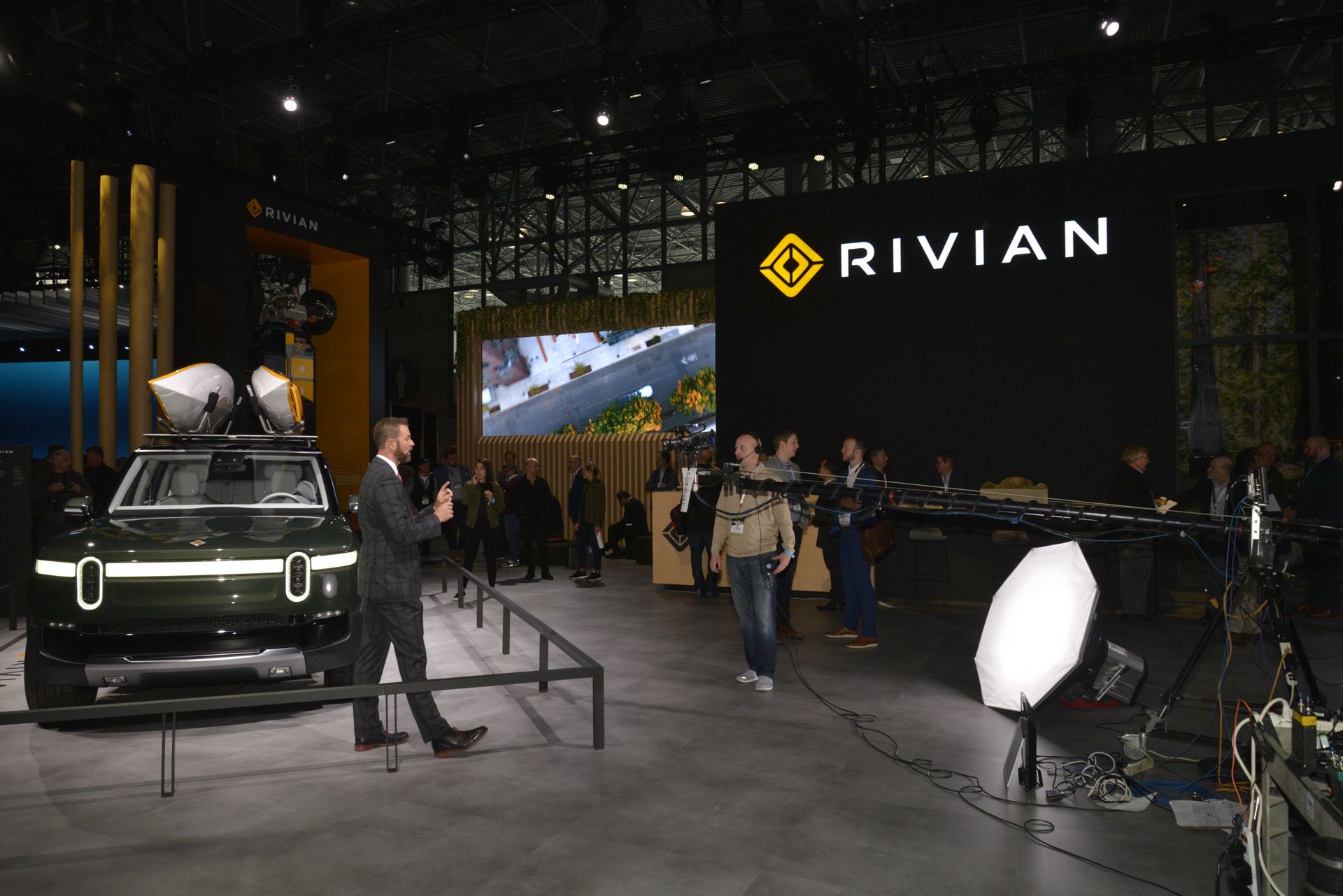 Rivian R1S R1T 4 Rivian Promotes The Adventurous Spirit Of The R1S And R1T In New York