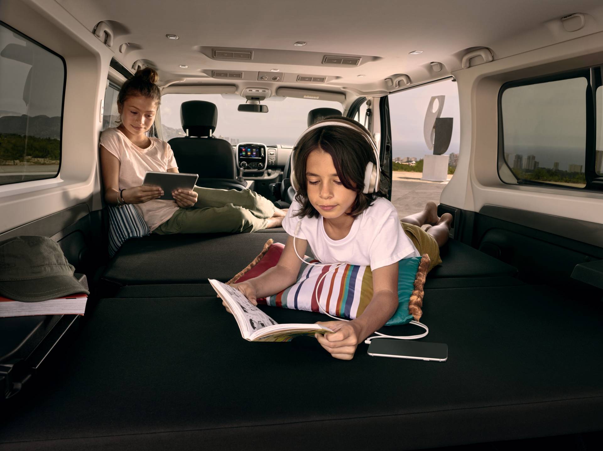 2019MY Renault Trafic SpaceClass facelift 5 Restyled Renault Master And Trafic Get New Faces, Updated Engines And New Tech