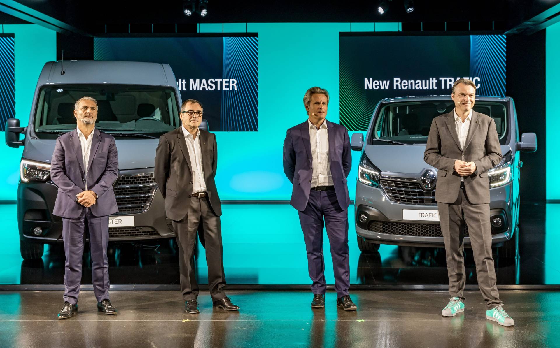 Renault commercial vehicles range 17 Restyled Renault Master And Trafic Get New Faces, Updated Engines And New Tech