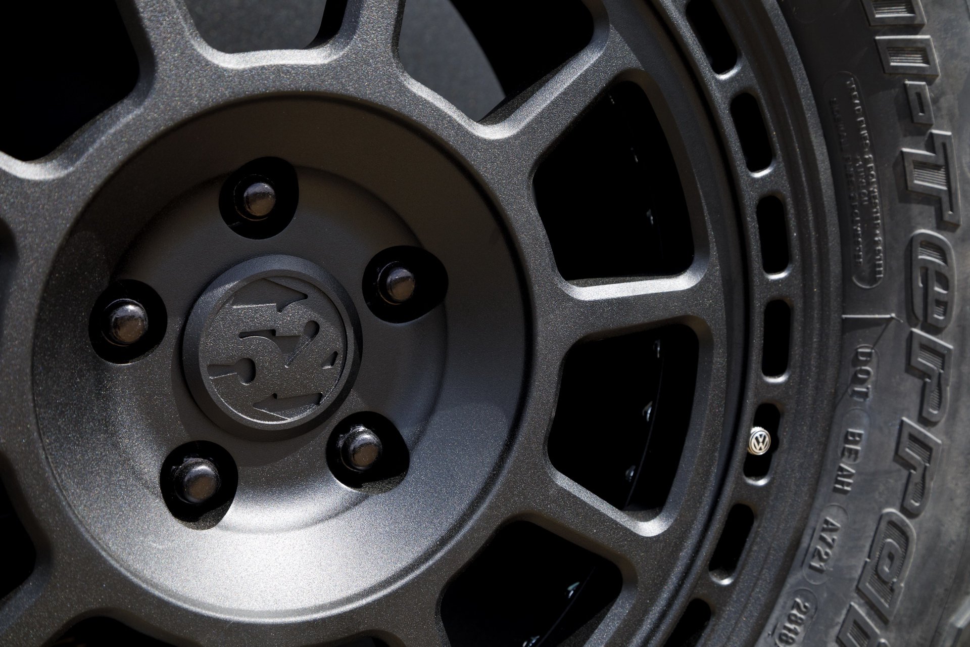 vw atlas basecamp concept livepics ny 28 VW Atlas Basecamp Concept Ditches Star Light For Spotlight