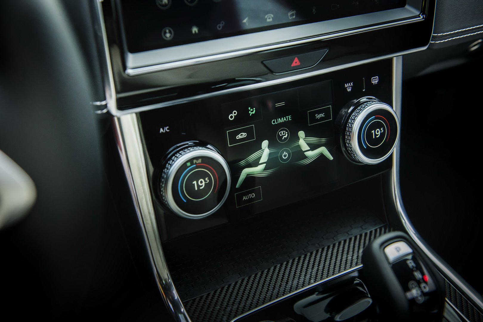 jaguar design boss doesnt like big screens 2 Jaguar Design Boss Doesn’t Want Giant iPad-Like Screens In His Cars
