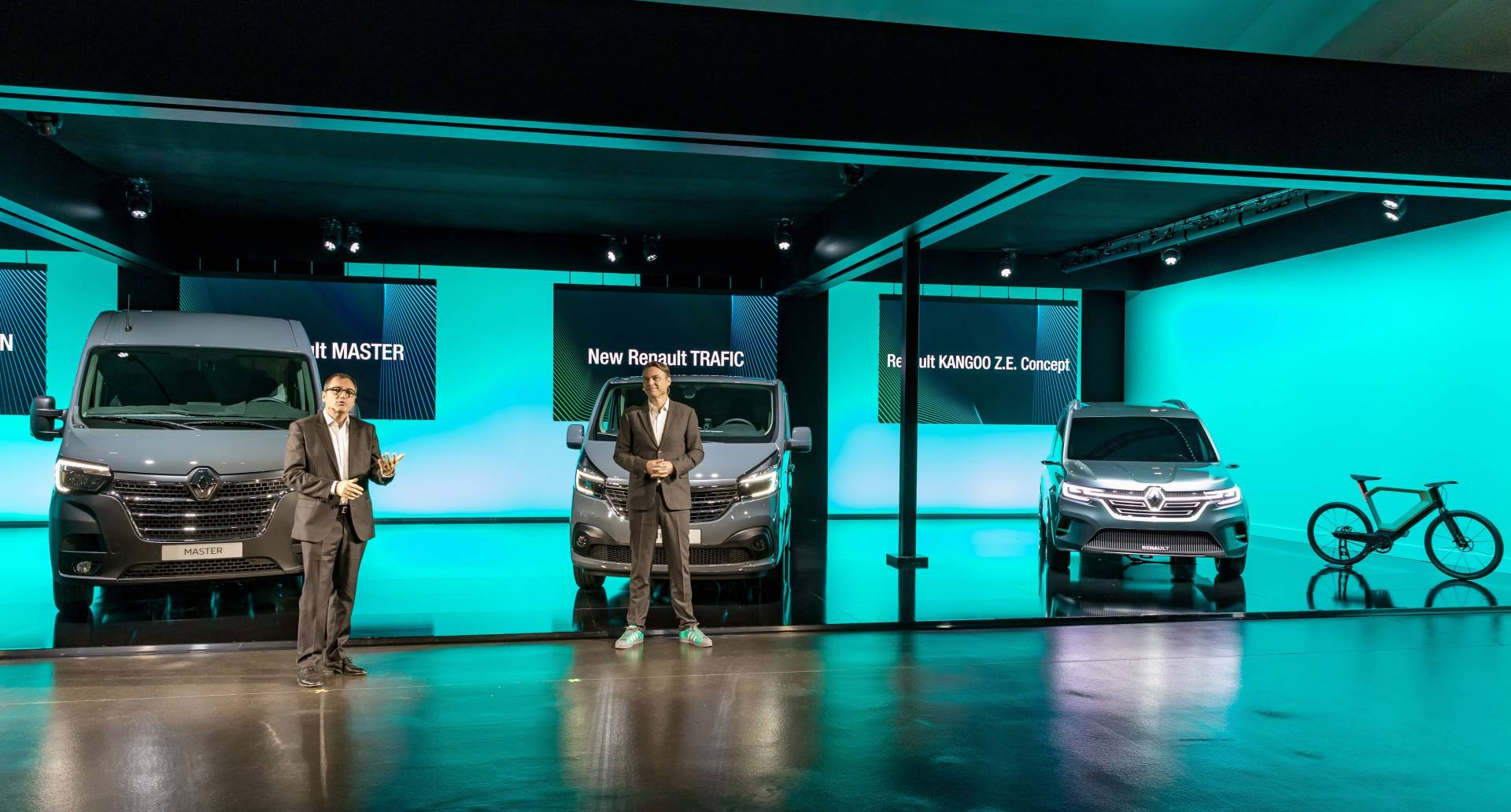 Renault commercial vehicles range 18 Restyled Renault Master And Trafic Get New Faces, Updated Engines And New Tech