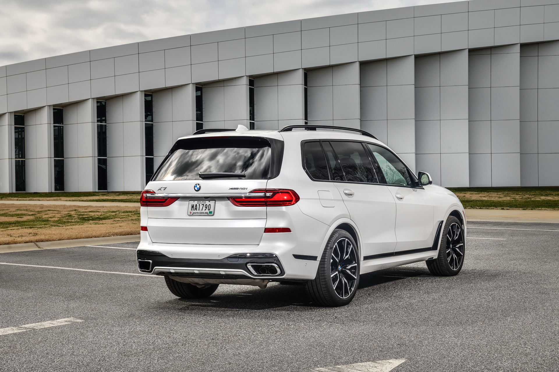 2019-BMW-X7-09 BMW Releases Detailed, 96-Image Gallery Of The New X7