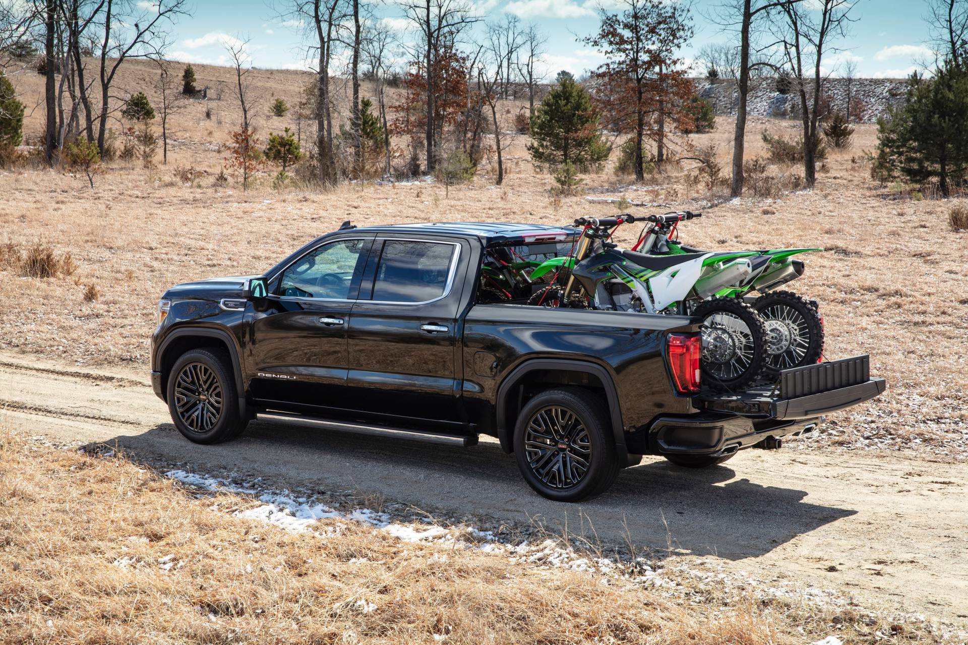 2019 GMC Sierra Denali CarbonPro Edition 10 GMC Adds Carbon Fiber Bed To 2019 Sierra 1500 Denali And AT4 “CarbonPro” Editions