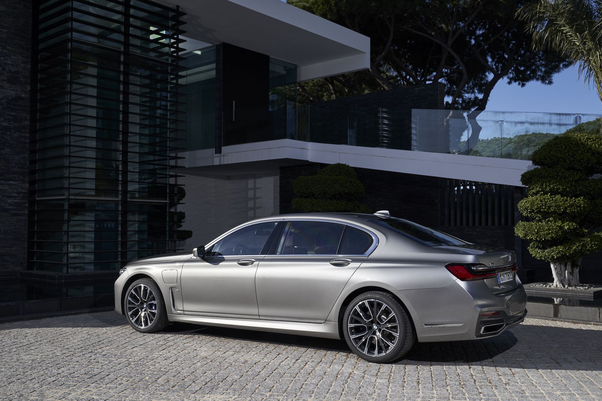 BMW-7-Series-8 BMW Throws 171 Images Of The 7-Series Hoping We’ll Get Used To Its New Face