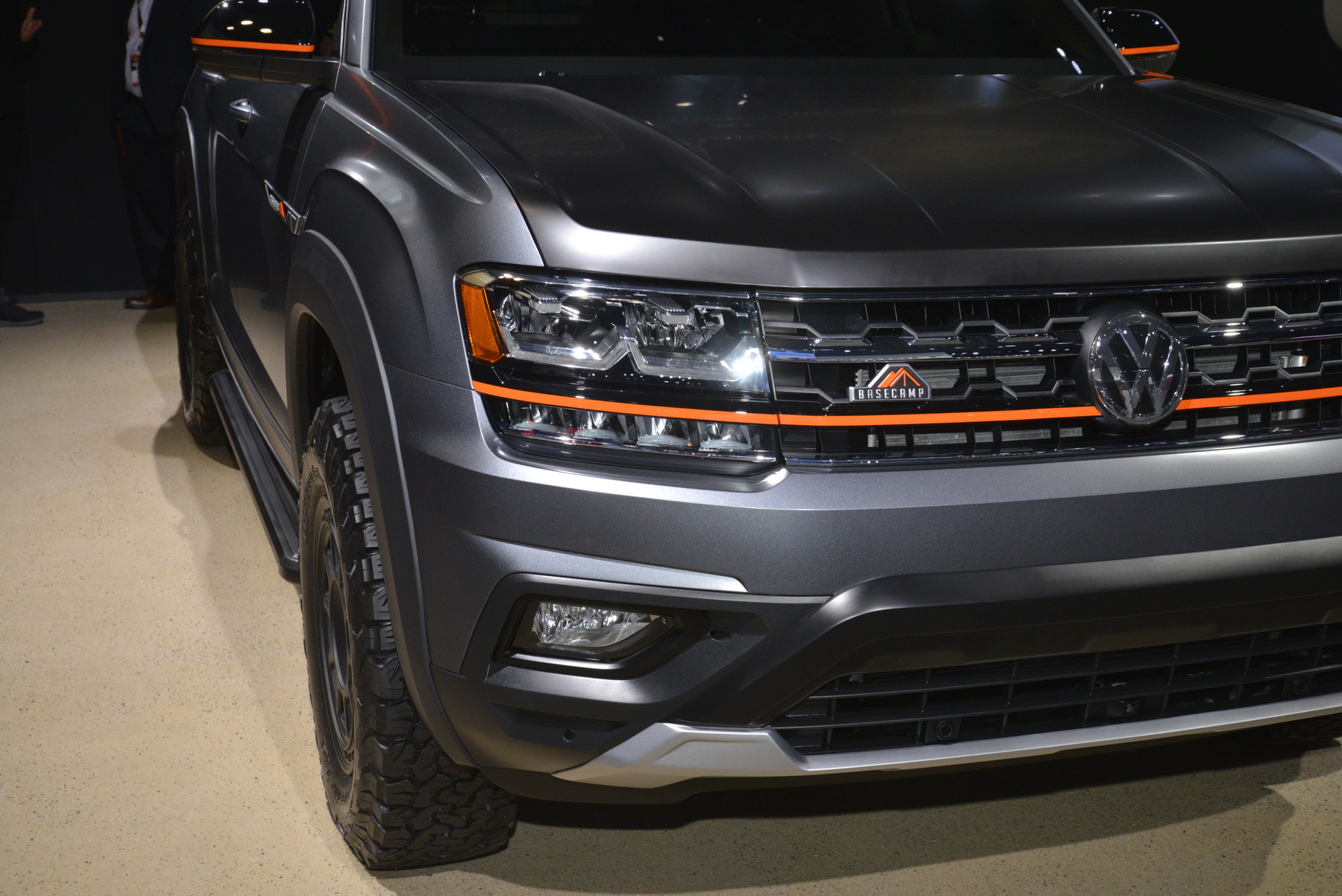 vw atlas basecamp concept livepics ny 8 VW Atlas Basecamp Concept Ditches Star Light For Spotlight