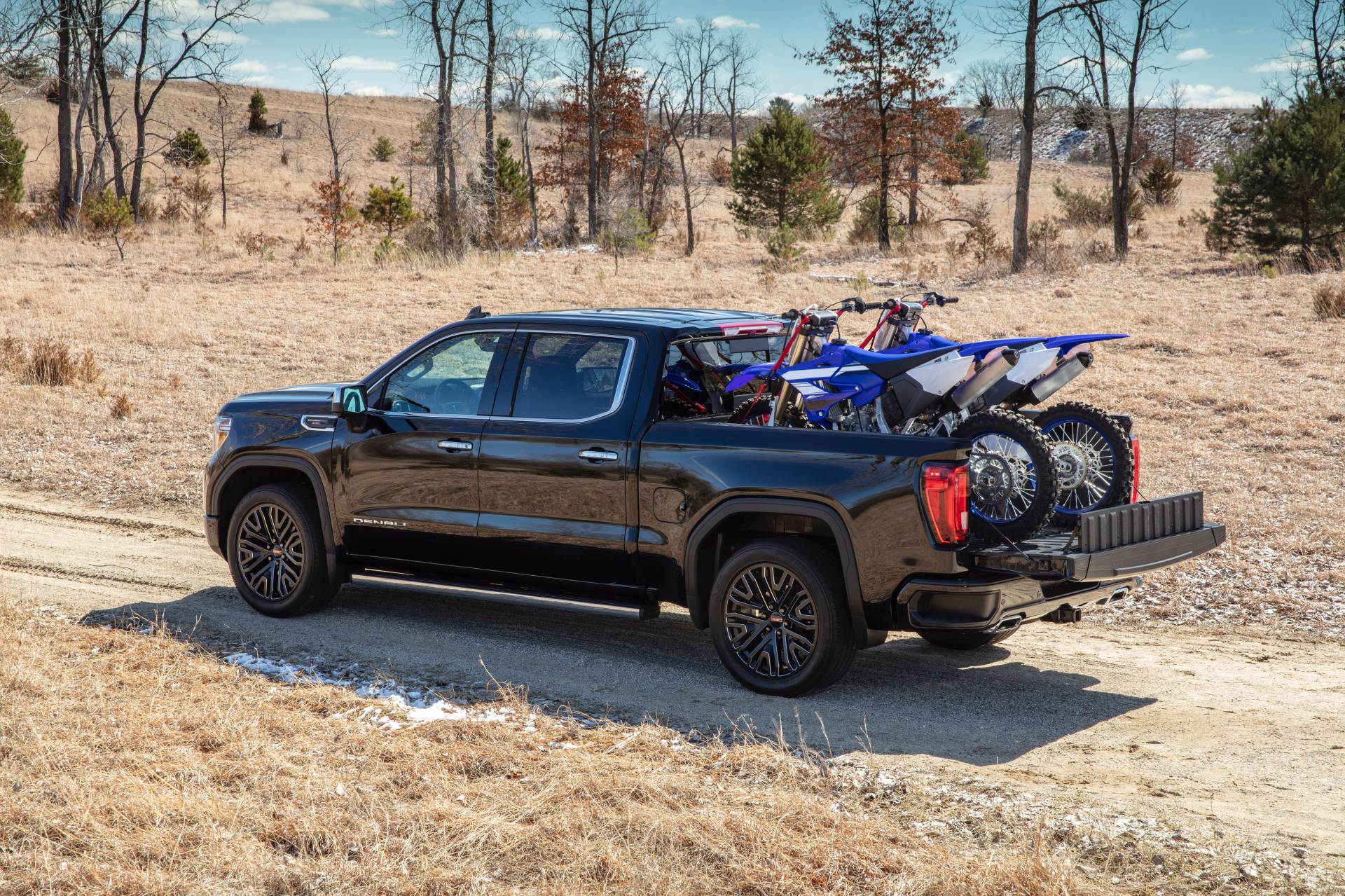 2019 GMC Sierra Denali CarbonPro Edition 9 GMC Adds Carbon Fiber Bed To 2019 Sierra 1500 Denali And AT4 “CarbonPro” Editions