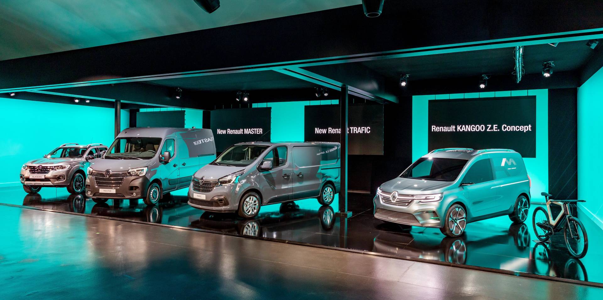 Renault commercial vehicles range 15 Restyled Renault Master And Trafic Get New Faces, Updated Engines And New Tech