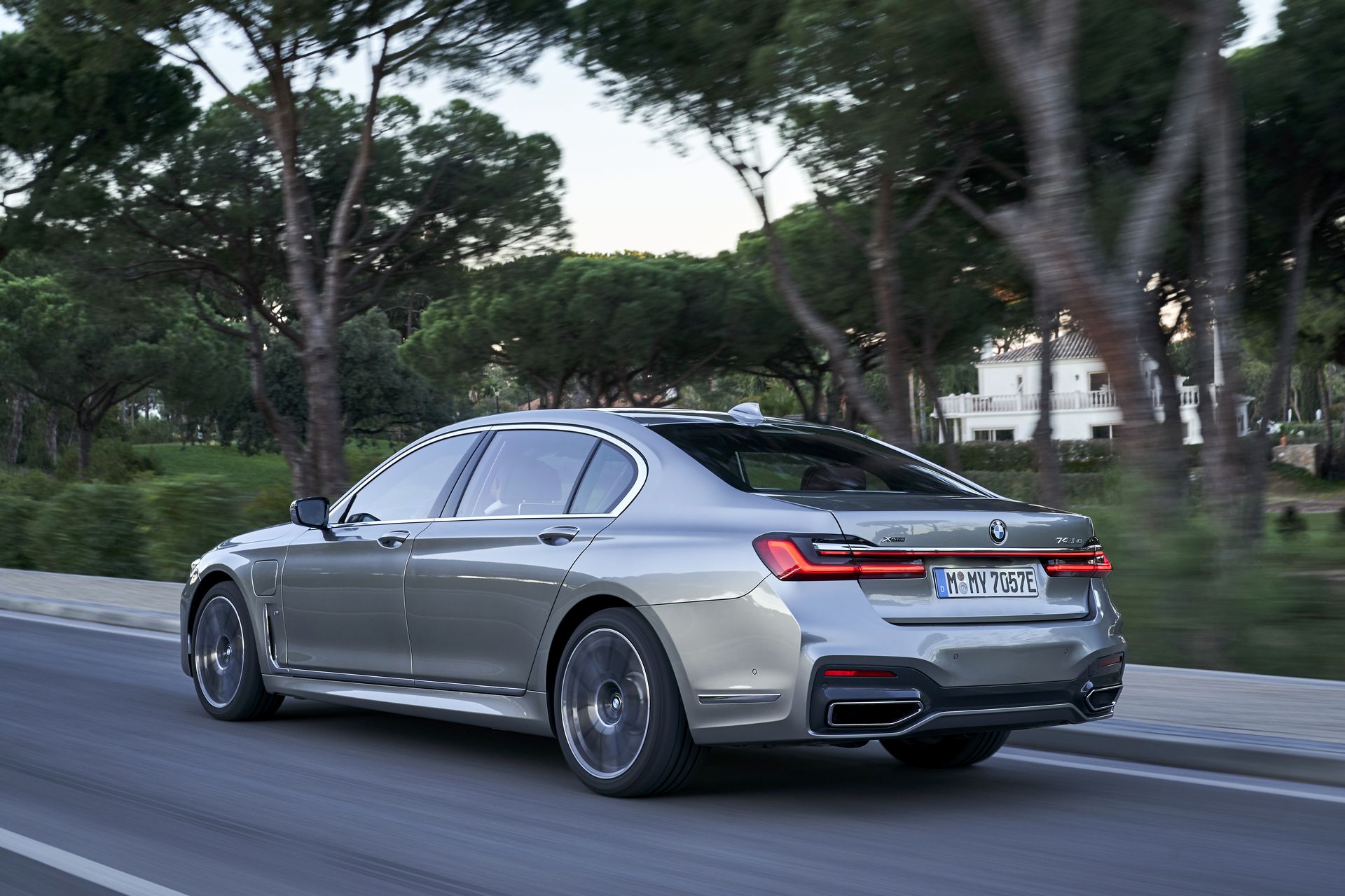 BMW-7-Series-31 BMW Throws 171 Images Of The 7-Series Hoping We’ll Get Used To Its New Face