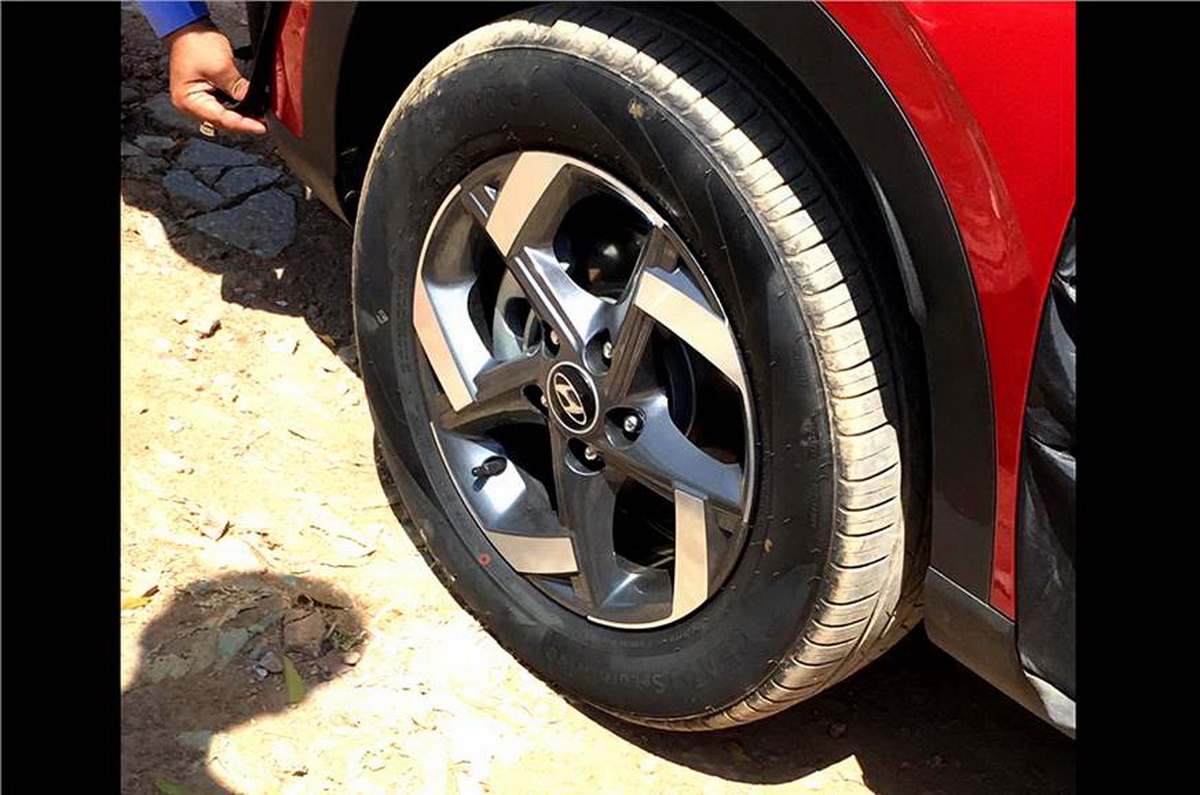 Hyundai-Venue-Leaked_2 New Hyundai Venue Leaked: Mini-Me Santa Fe To Go After Nissan Kicks