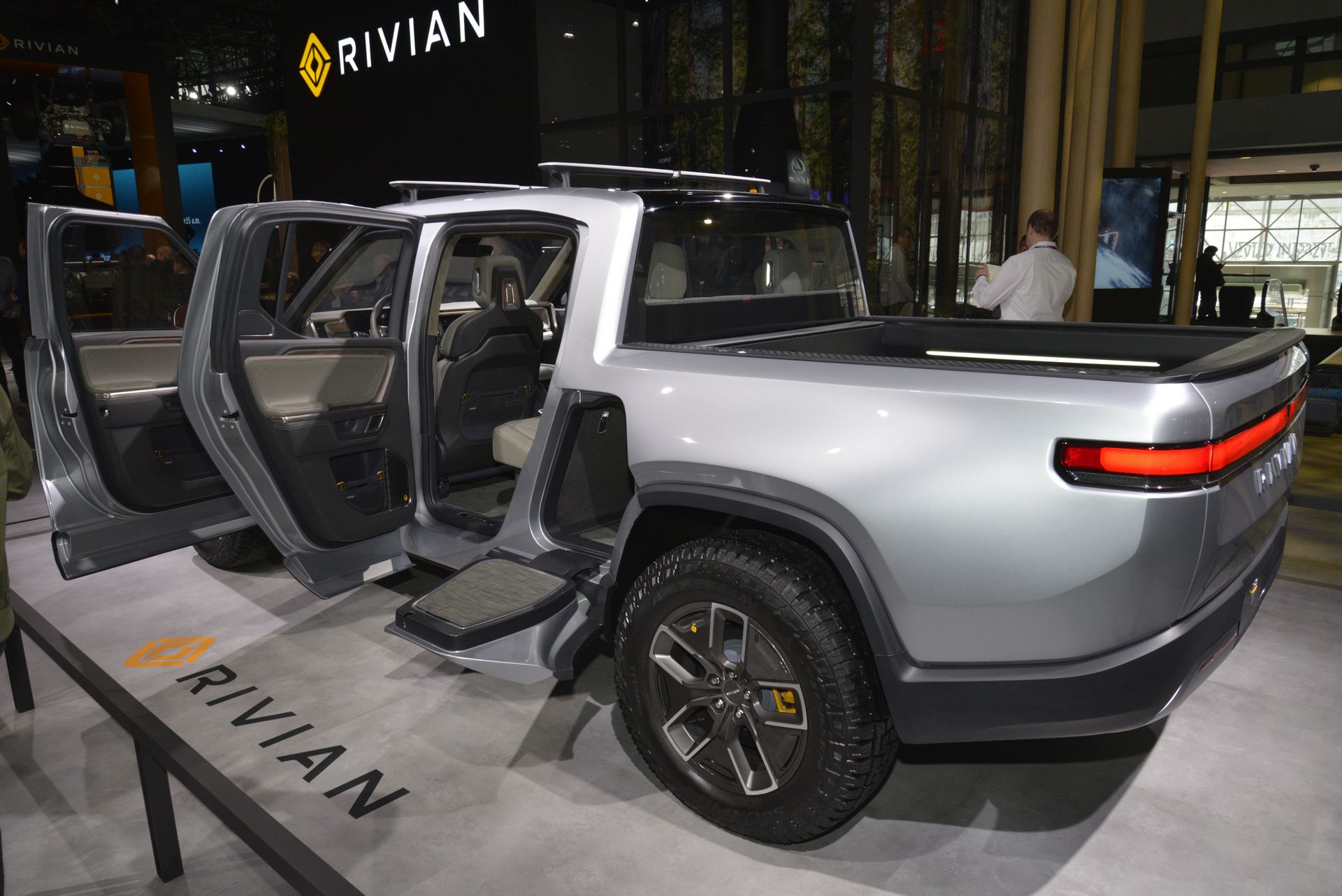 Rivian R1S R1T 5 Ford Teams Up With Rivian For New Battery Electric Model