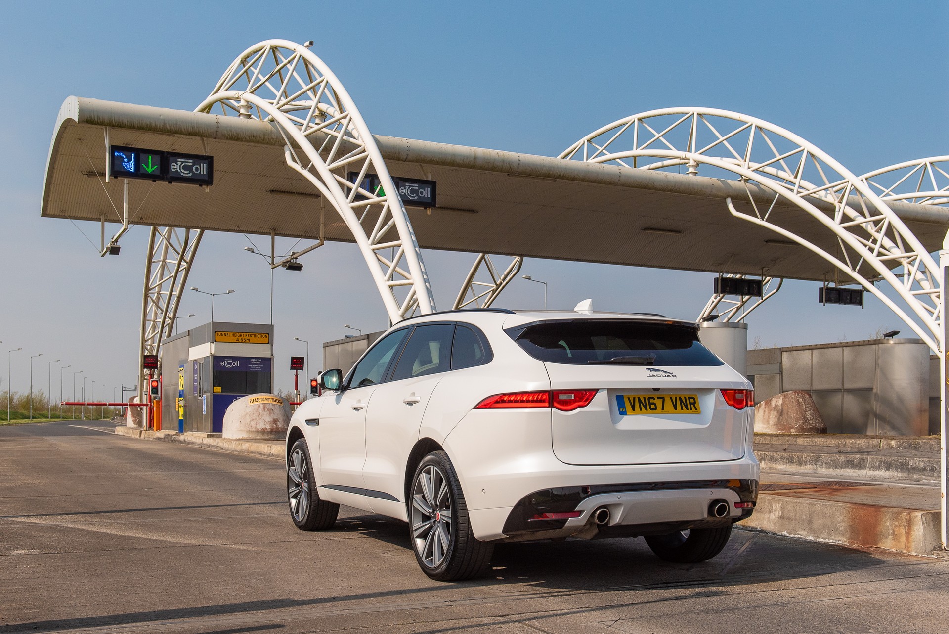 JLR Smart Wallet-5 Jaguar Land Rover Wants To Pay You For Reporting Traffic Jams And Potholes