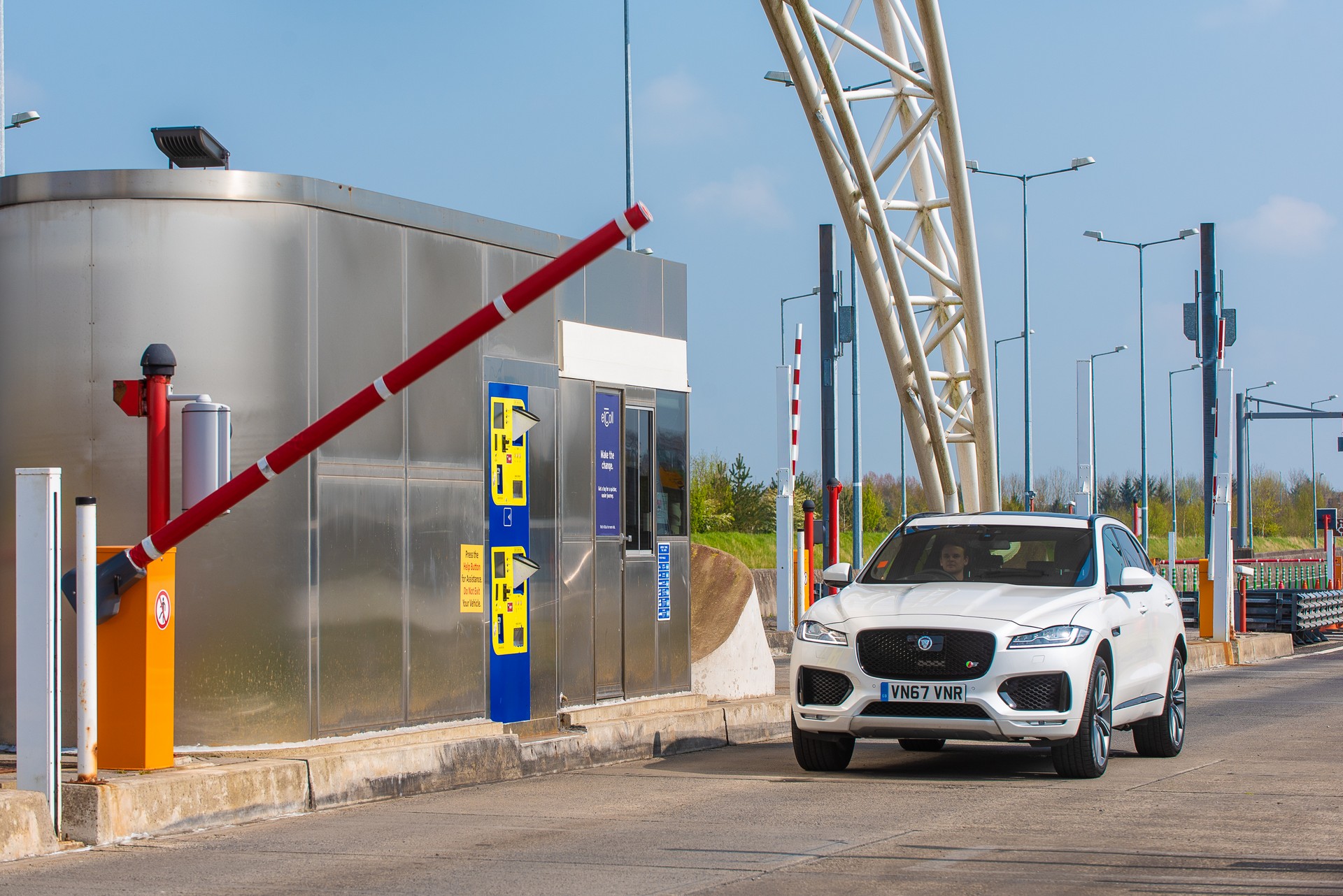 JLR Smart Wallet-4 Jaguar Land Rover Wants To Pay You For Reporting Traffic Jams And Potholes