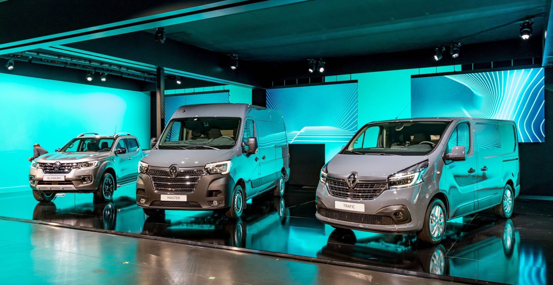Renault commercial vehicles range 9 Restyled Renault Master And Trafic Get New Faces, Updated Engines And New Tech