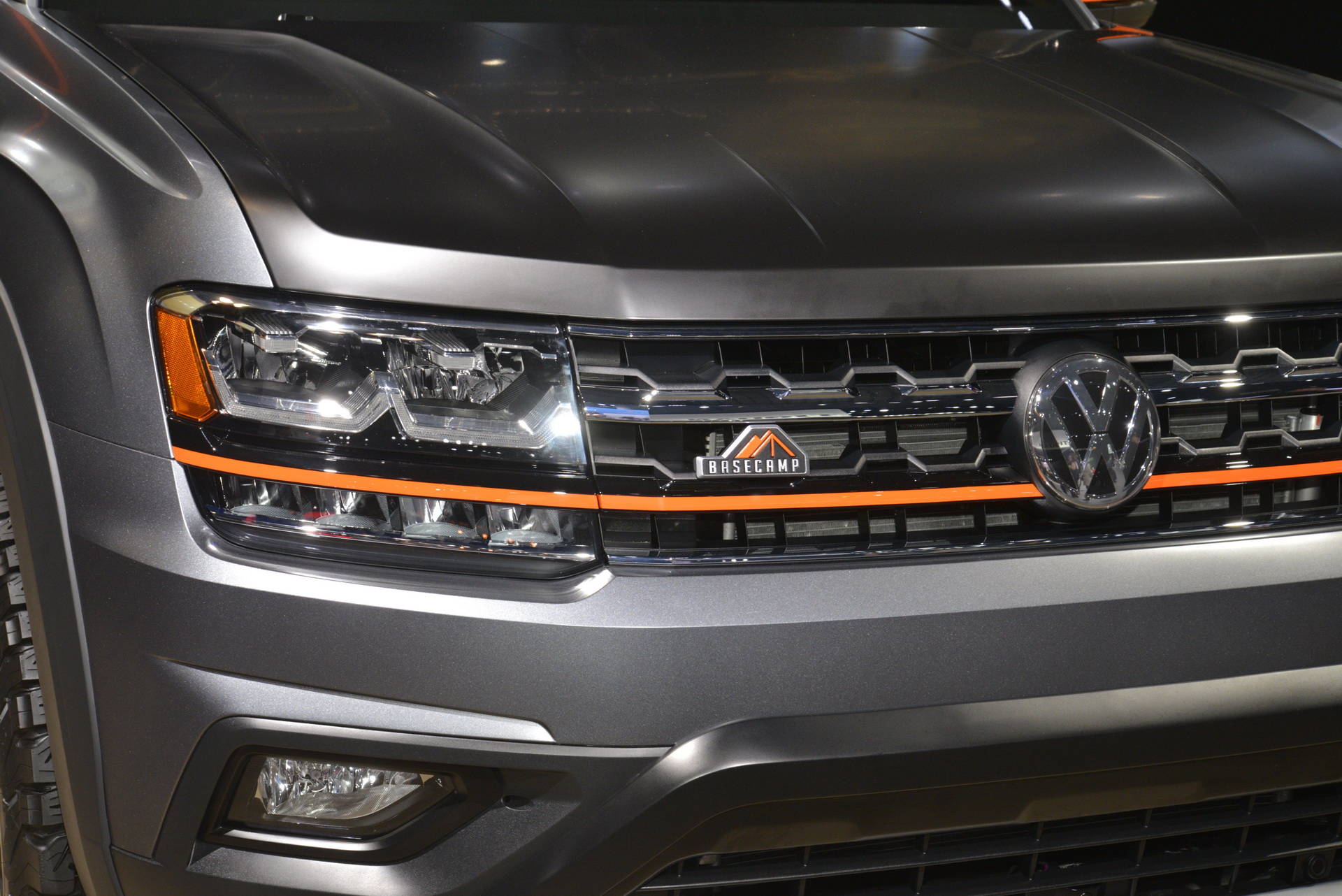 vw atlas basecamp concept livepics ny 7 VW Atlas Basecamp Concept Ditches Star Light For Spotlight