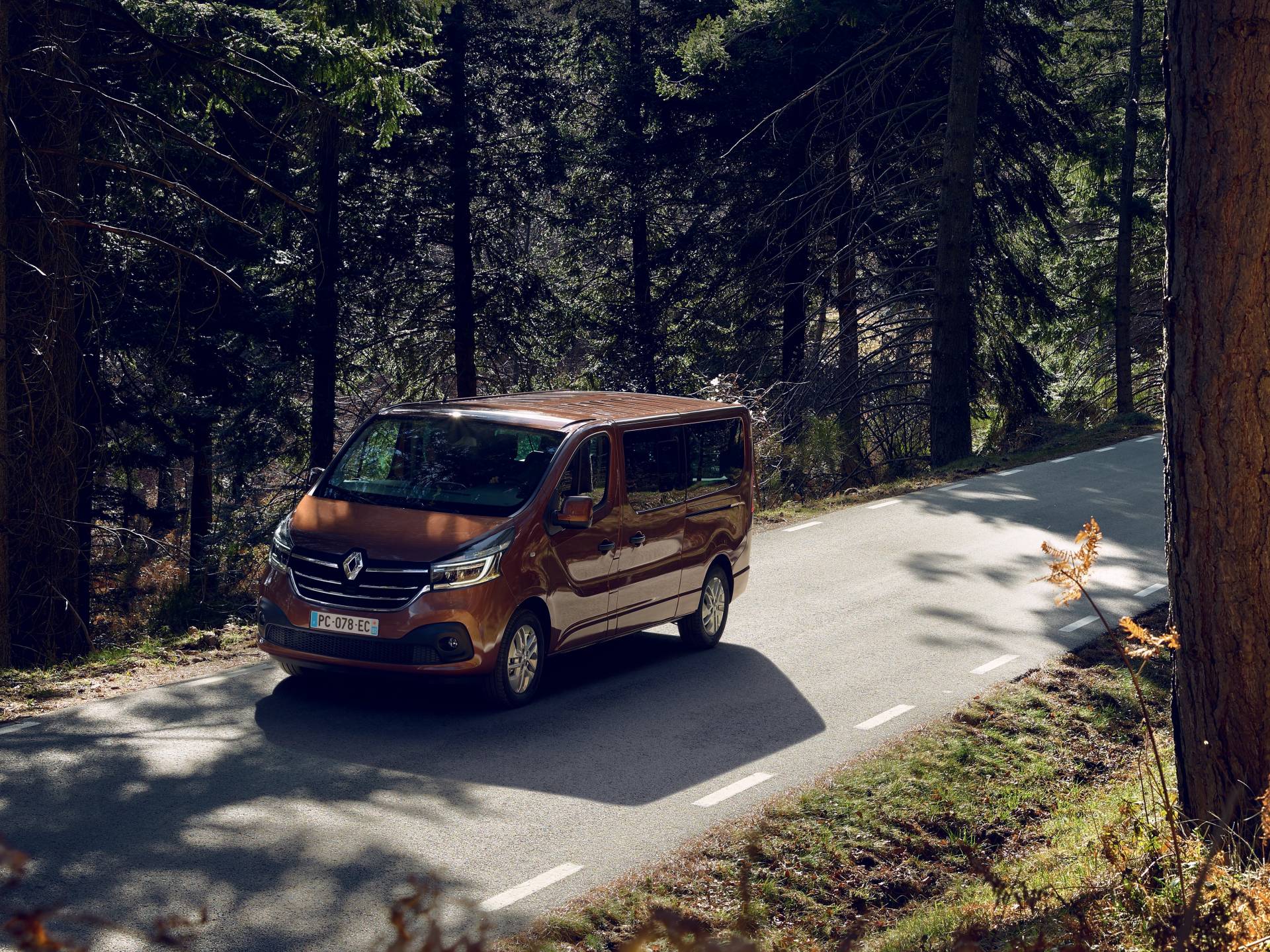 2019MY Renault Trafic van facelift 24 Restyled Renault Master And Trafic Get New Faces, Updated Engines And New Tech