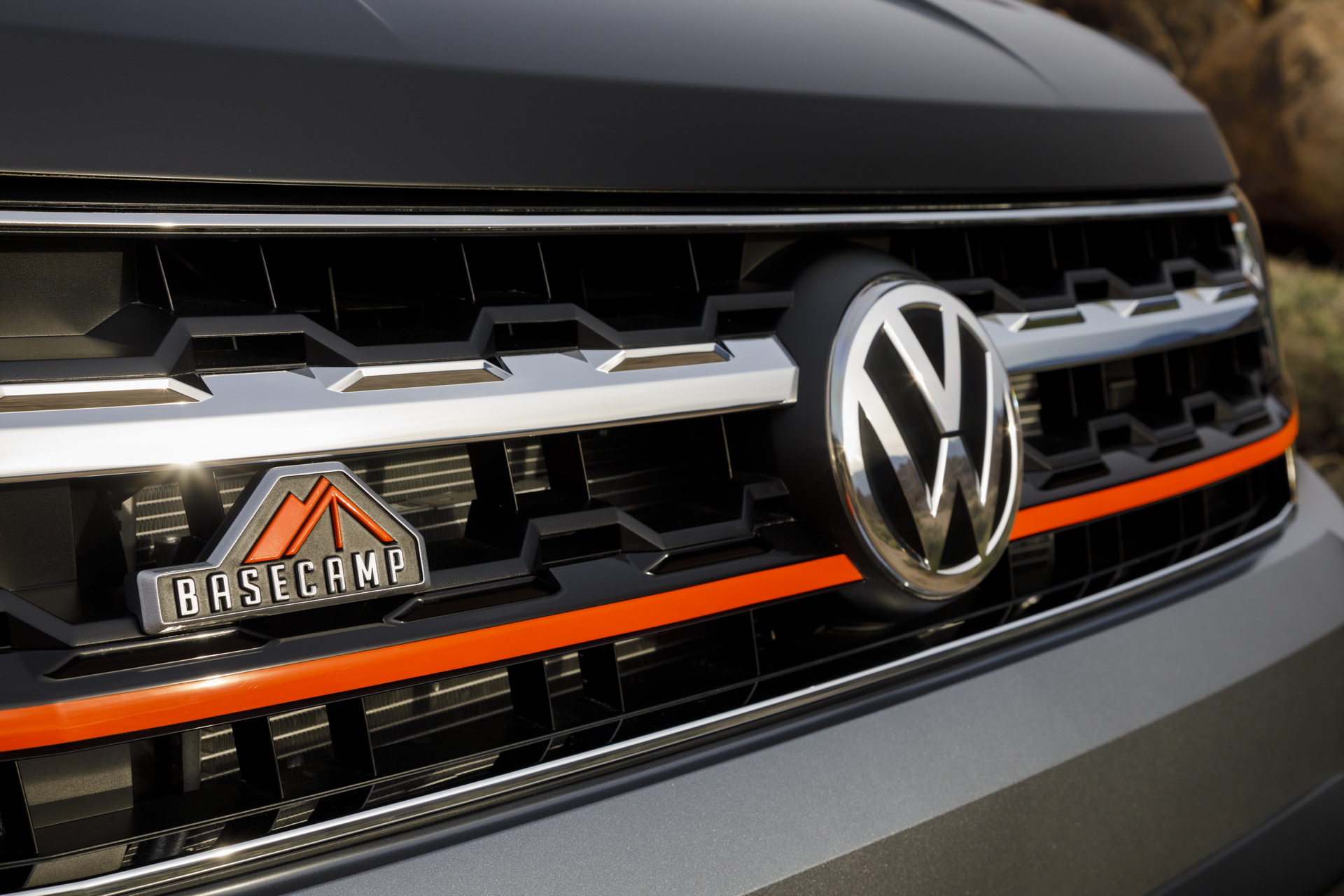 vw atlas basecamp concept livepics ny 22 VW Atlas Basecamp Concept Ditches Star Light For Spotlight