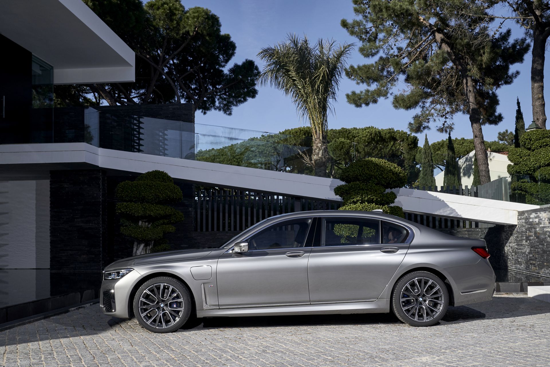 BMW-7-Series-4 BMW Throws 171 Images Of The 7-Series Hoping We’ll Get Used To Its New Face