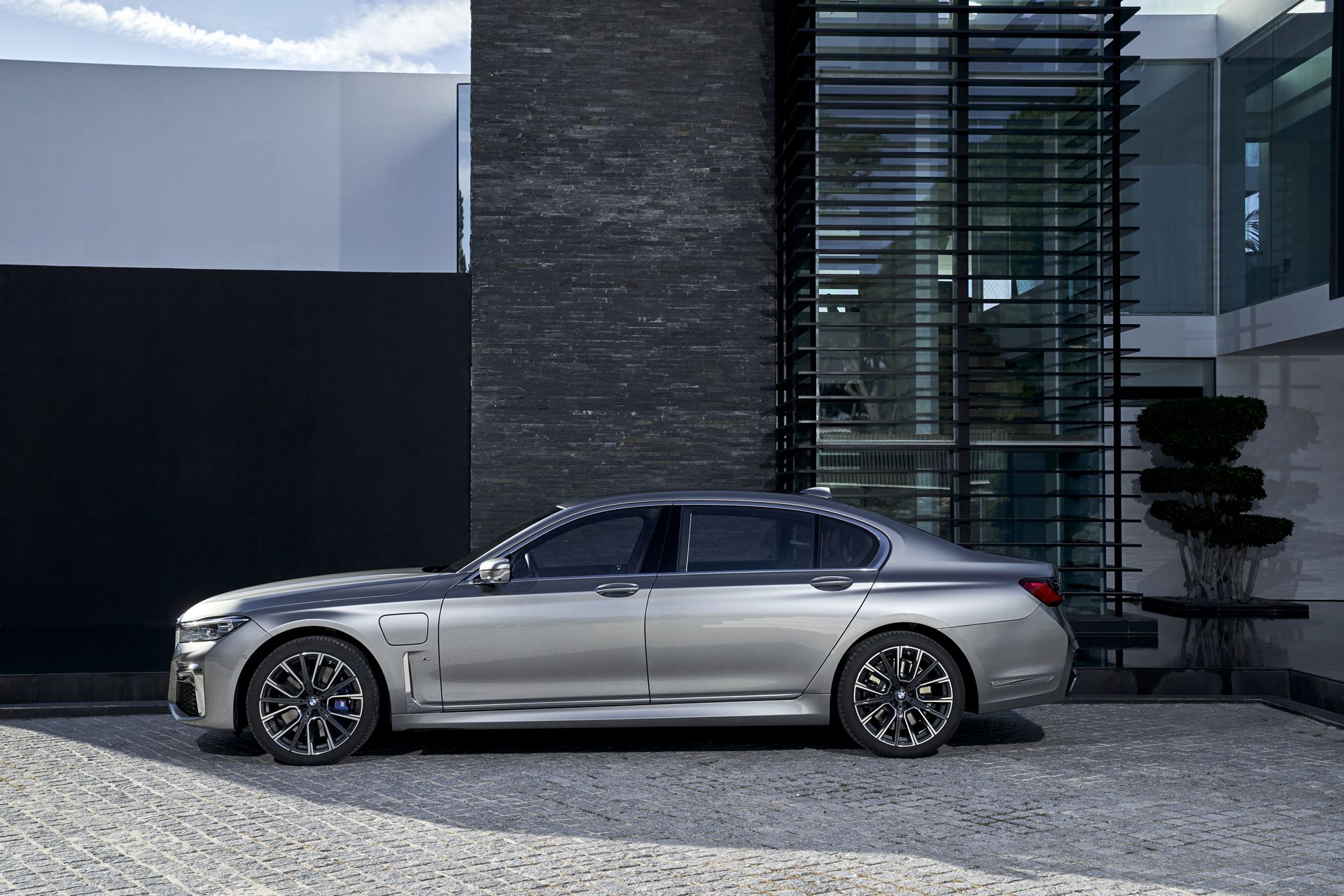 BMW-7-Series-5 BMW Throws 171 Images Of The 7-Series Hoping We’ll Get Used To Its New Face