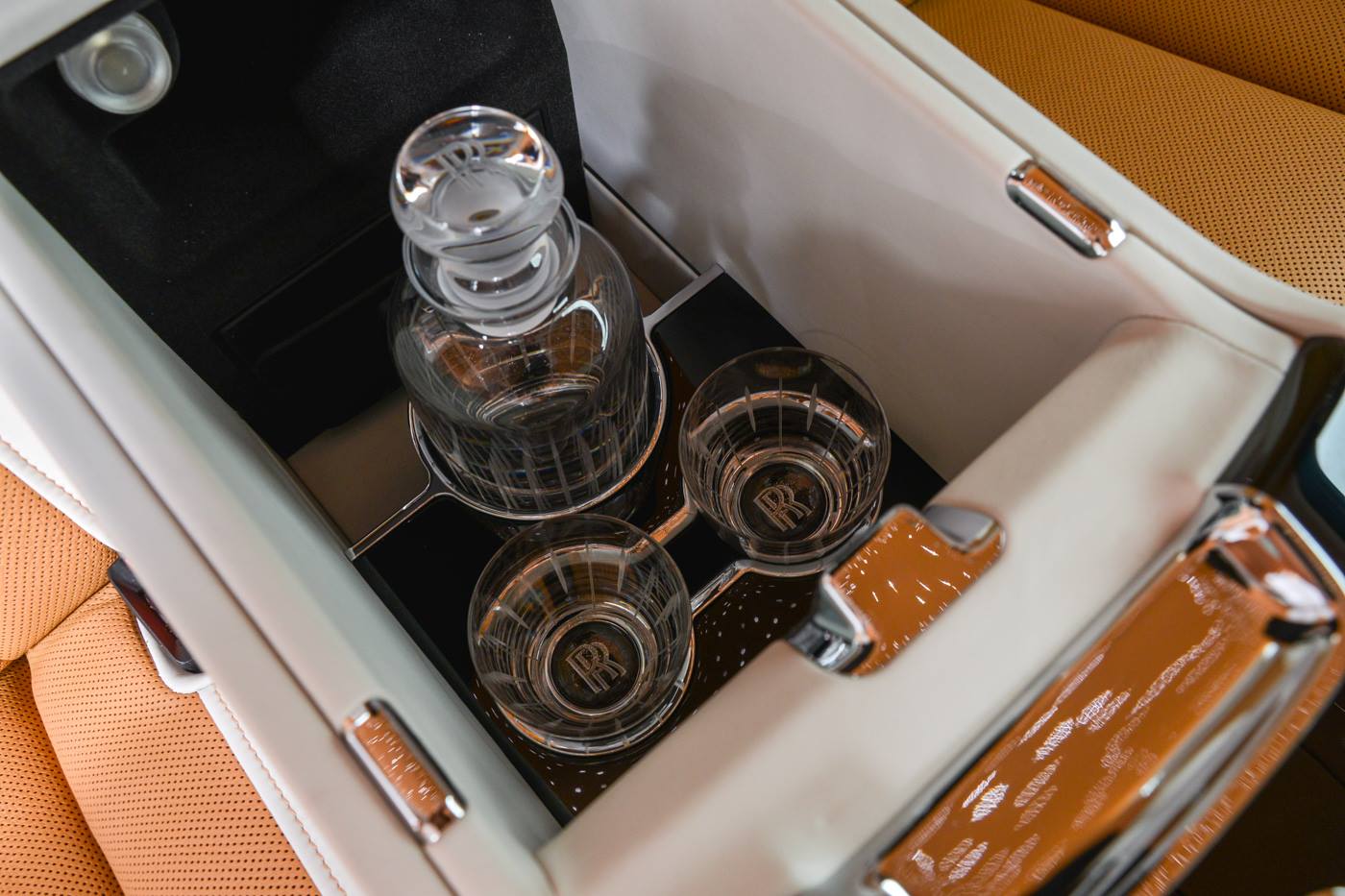 rolls royce phantom privacy suite abu dhabi 24 Rolls-Royce Phantom EWB With Privacy Suite Is The Majestic Way To Isolate Yourself