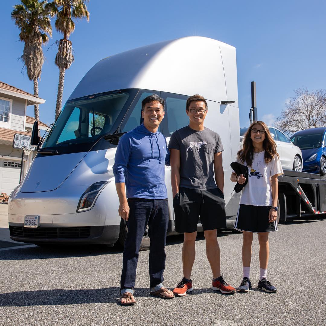 Tesla Semi 1 Tesla Shows Its All-Electric Semi Delivering Cars To Customers
