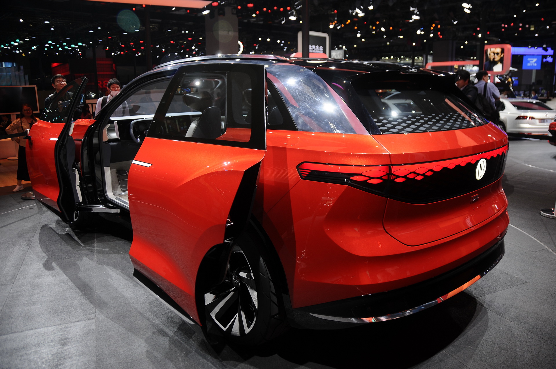 VW-ID-Roomzz-03 VW ID Roomzz: Flagship Electric SUV Will Likely Put Touareg Out Of Job In 2021