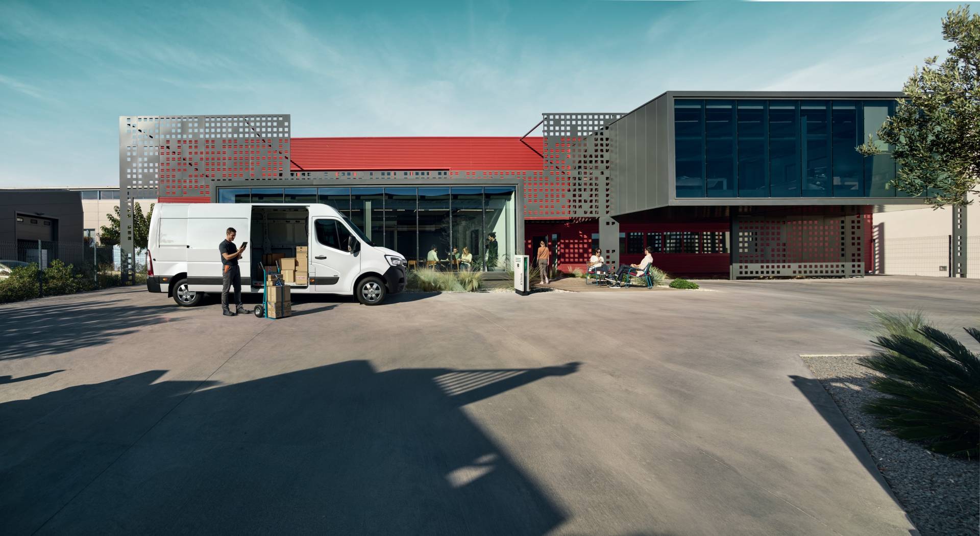 2019MY Renault Master ZE van facelift 4 Restyled Renault Master And Trafic Get New Faces, Updated Engines And New Tech