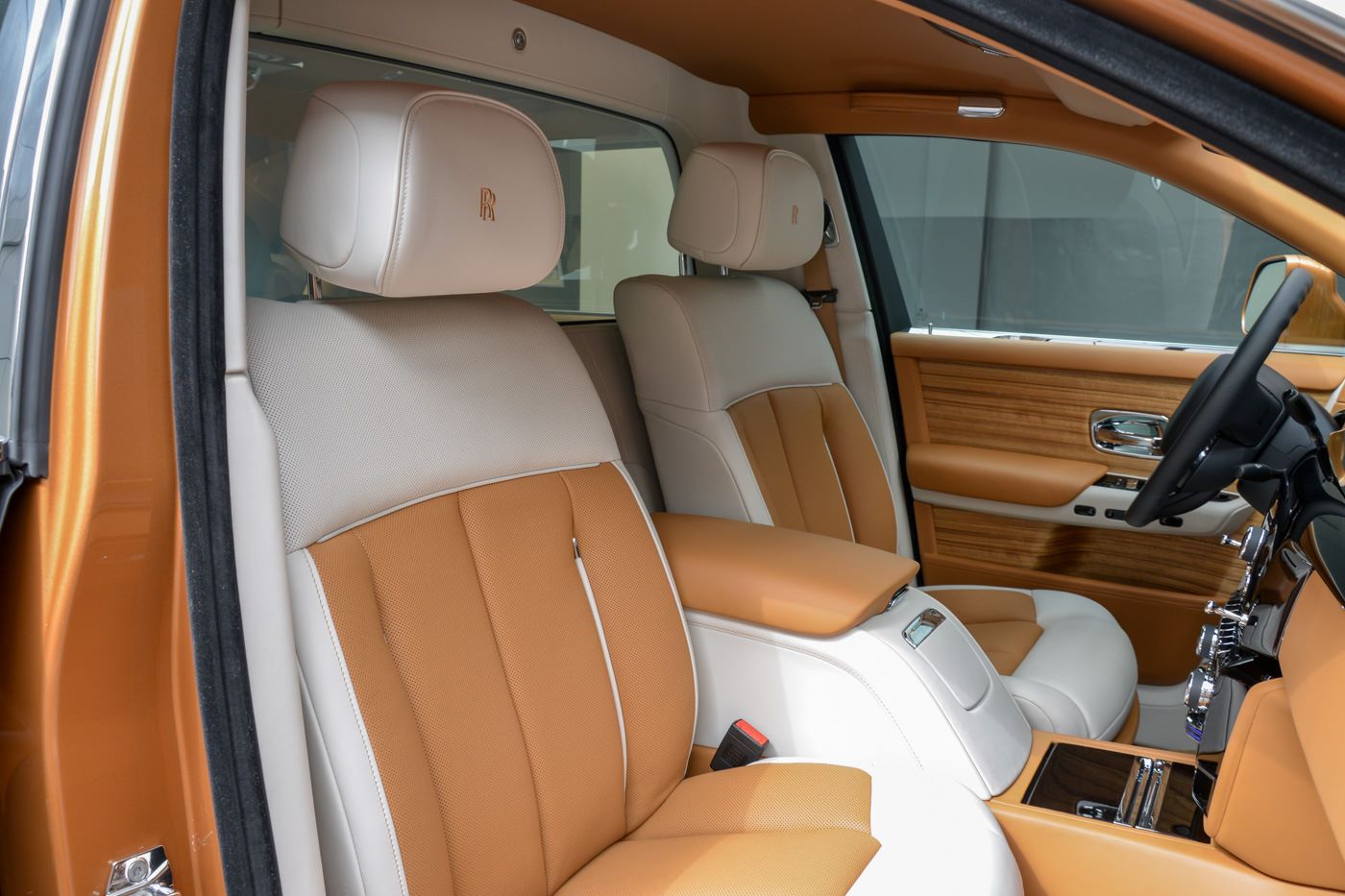 rolls royce phantom privacy suite abu dhabi 21 Rolls-Royce Phantom EWB With Privacy Suite Is The Majestic Way To Isolate Yourself